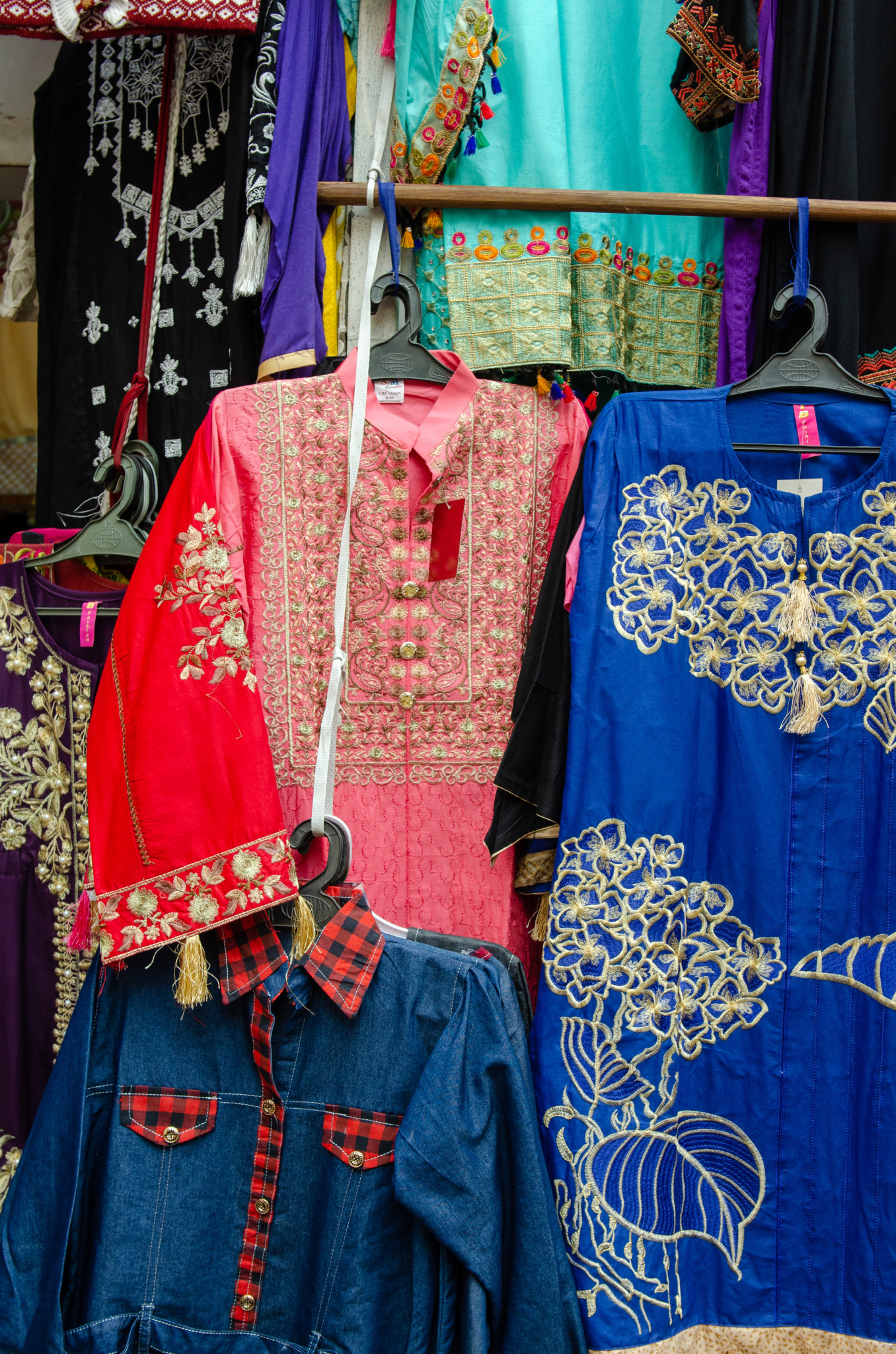 Kleidung auf dem Zainab Market in Karatschi