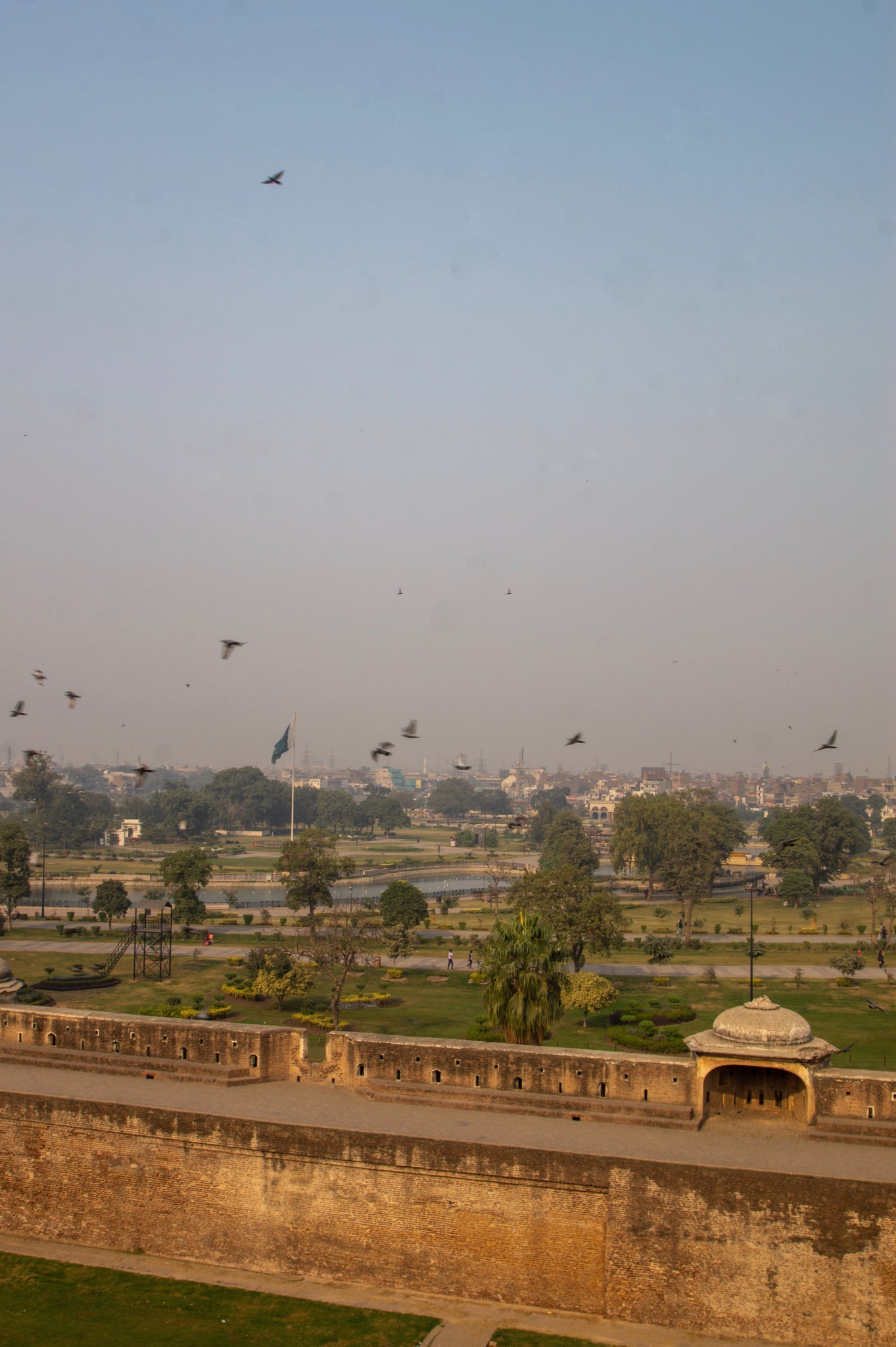 Ausblick auf den Greater Iqbal Park in Lahore