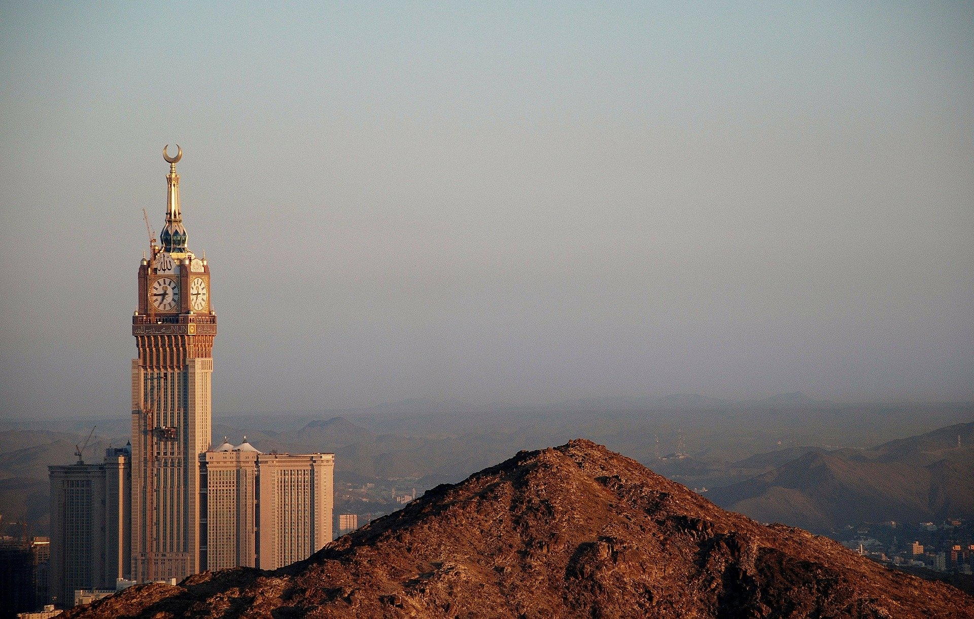 Der riesige Clock Tower von Mekka ist ein echtes Wahrzeichen