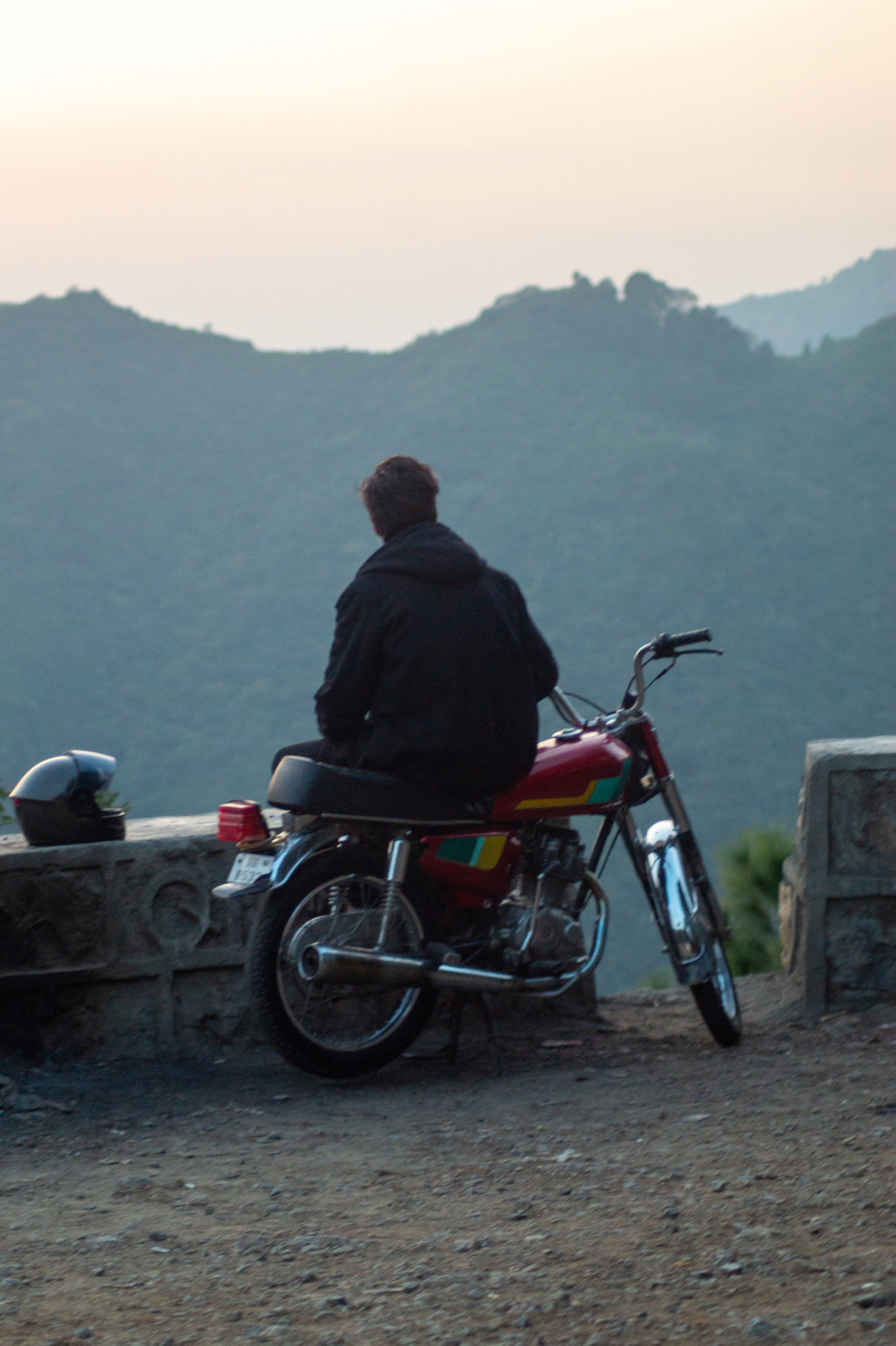 Motorradfahrer in den Margalla Hills in Islamabad