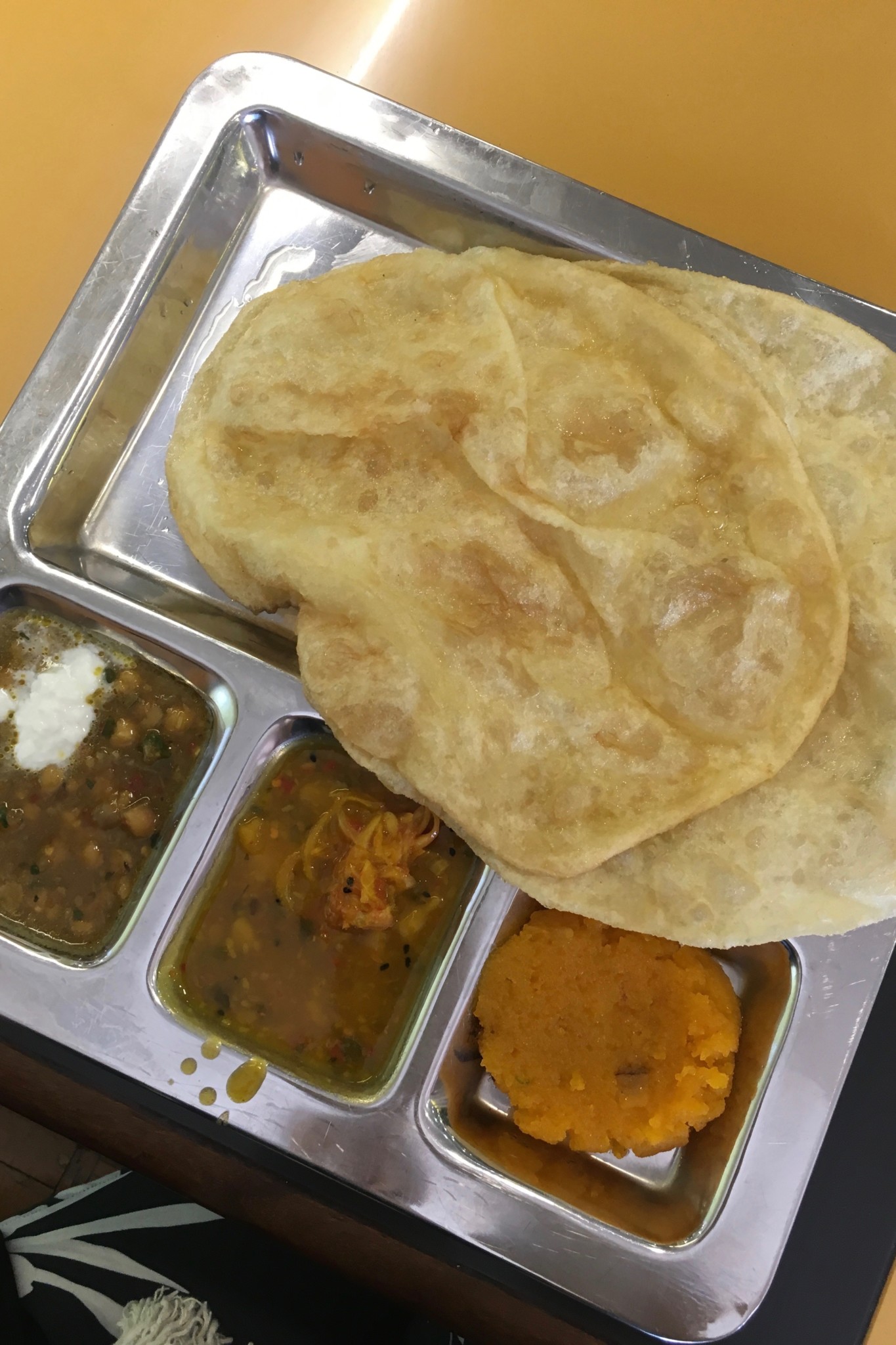 Frühstück im Tooso Nashta in Karatschi