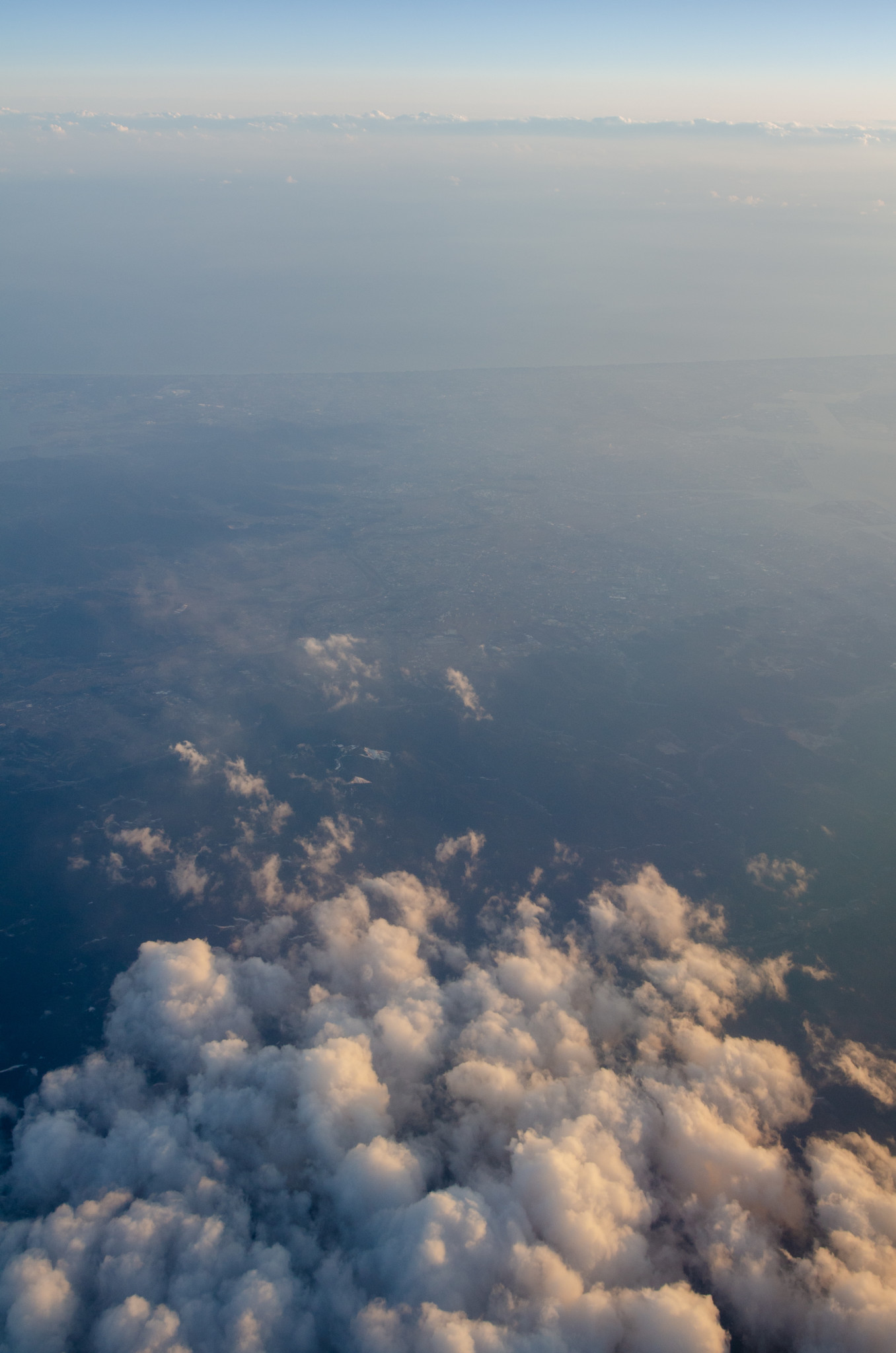 Über den Wolken in der Cathay Boeing 777-300