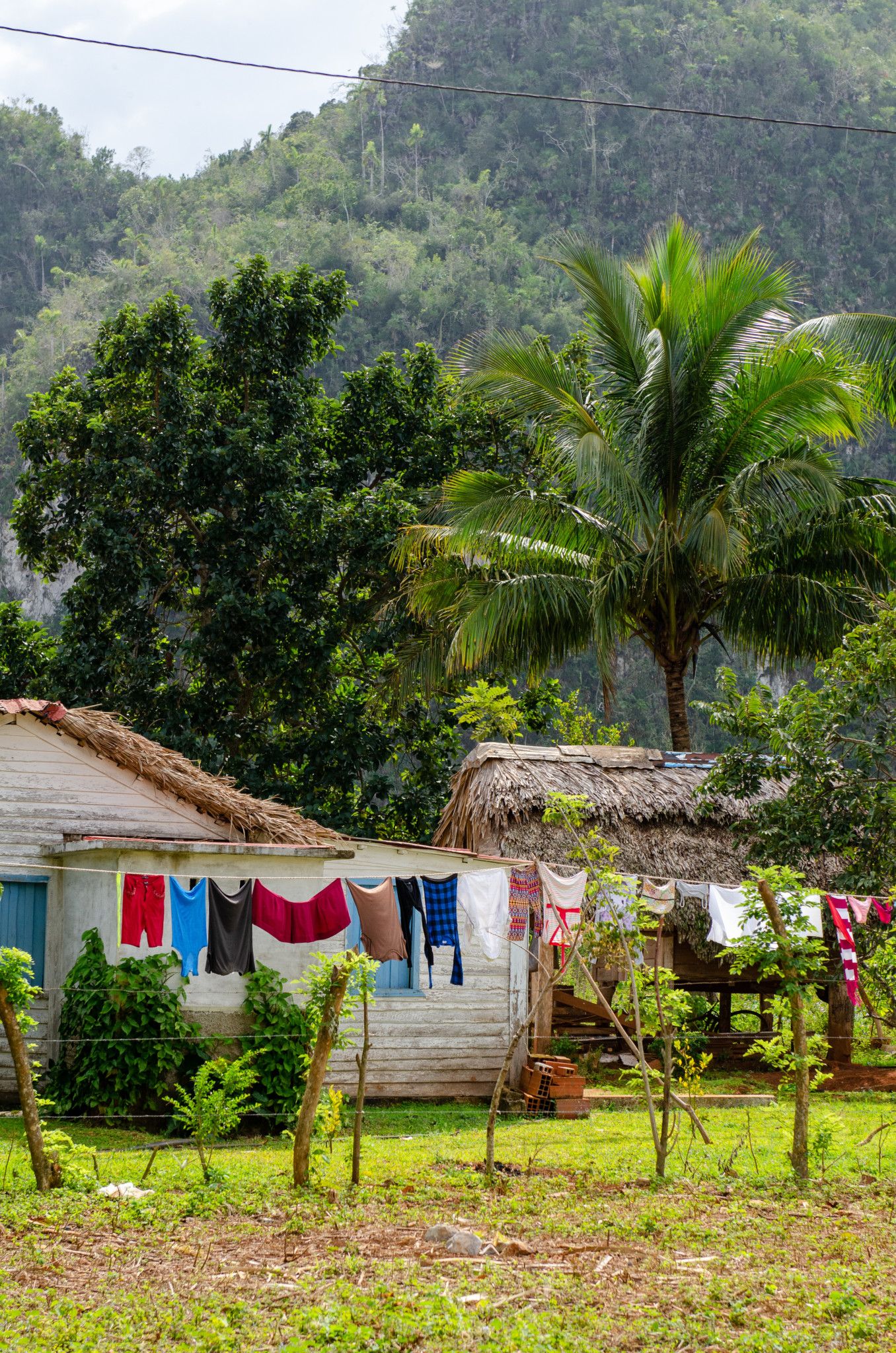 Wäsche hängt vor einem versteckten Haus in Kuba