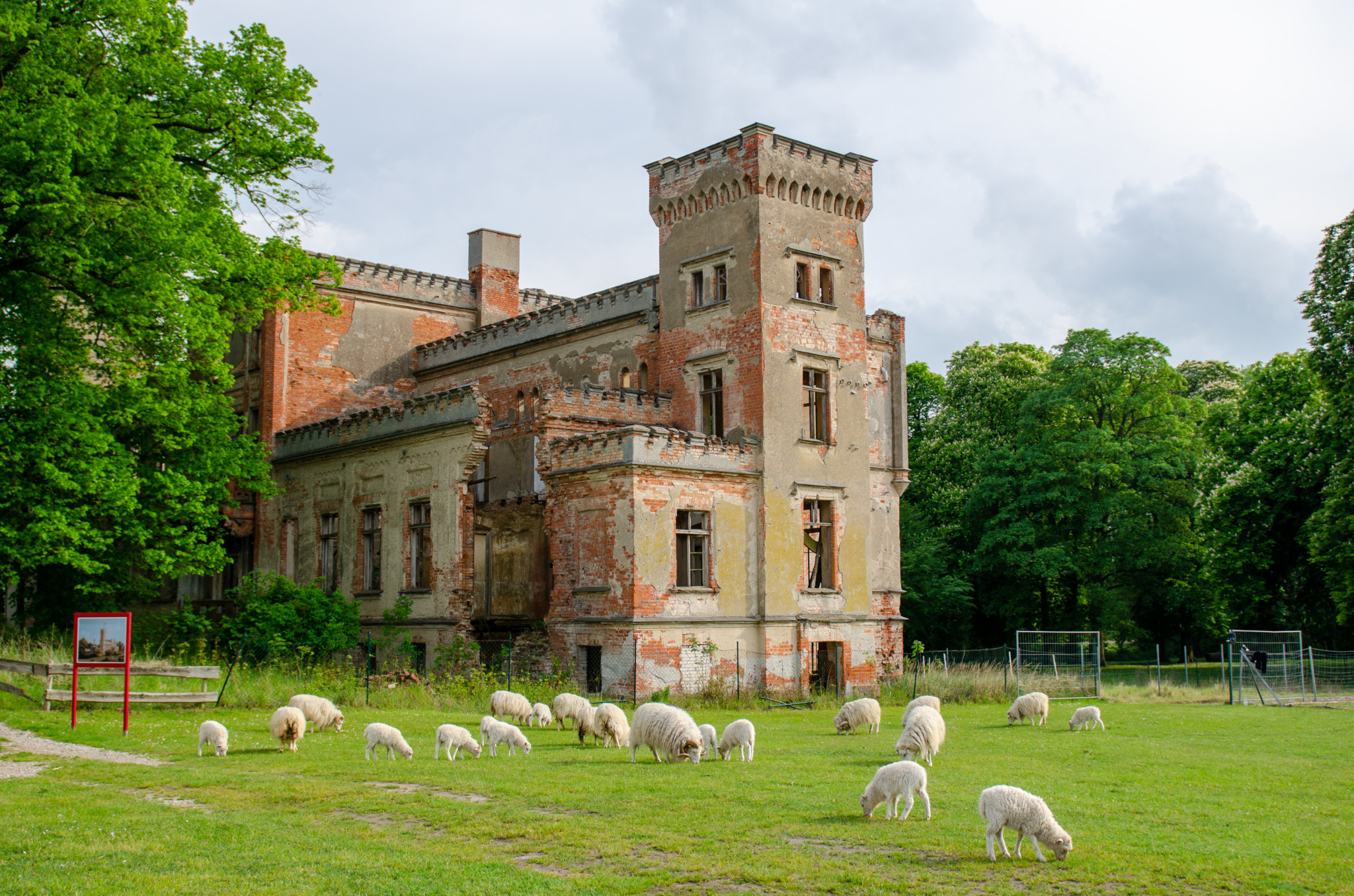 Die Schlossruine Hohenlandin gehört auch zu den wichtigen Ausflugszielen ab Berlin