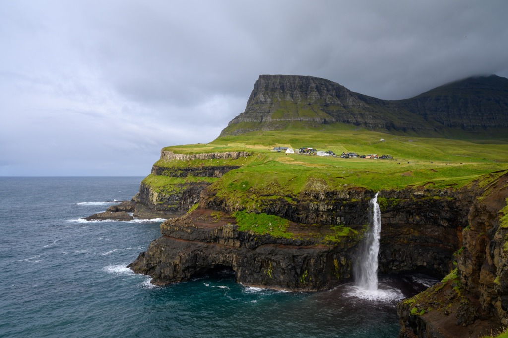 Gasadalur Wasserfall auf den Färöer Inseln