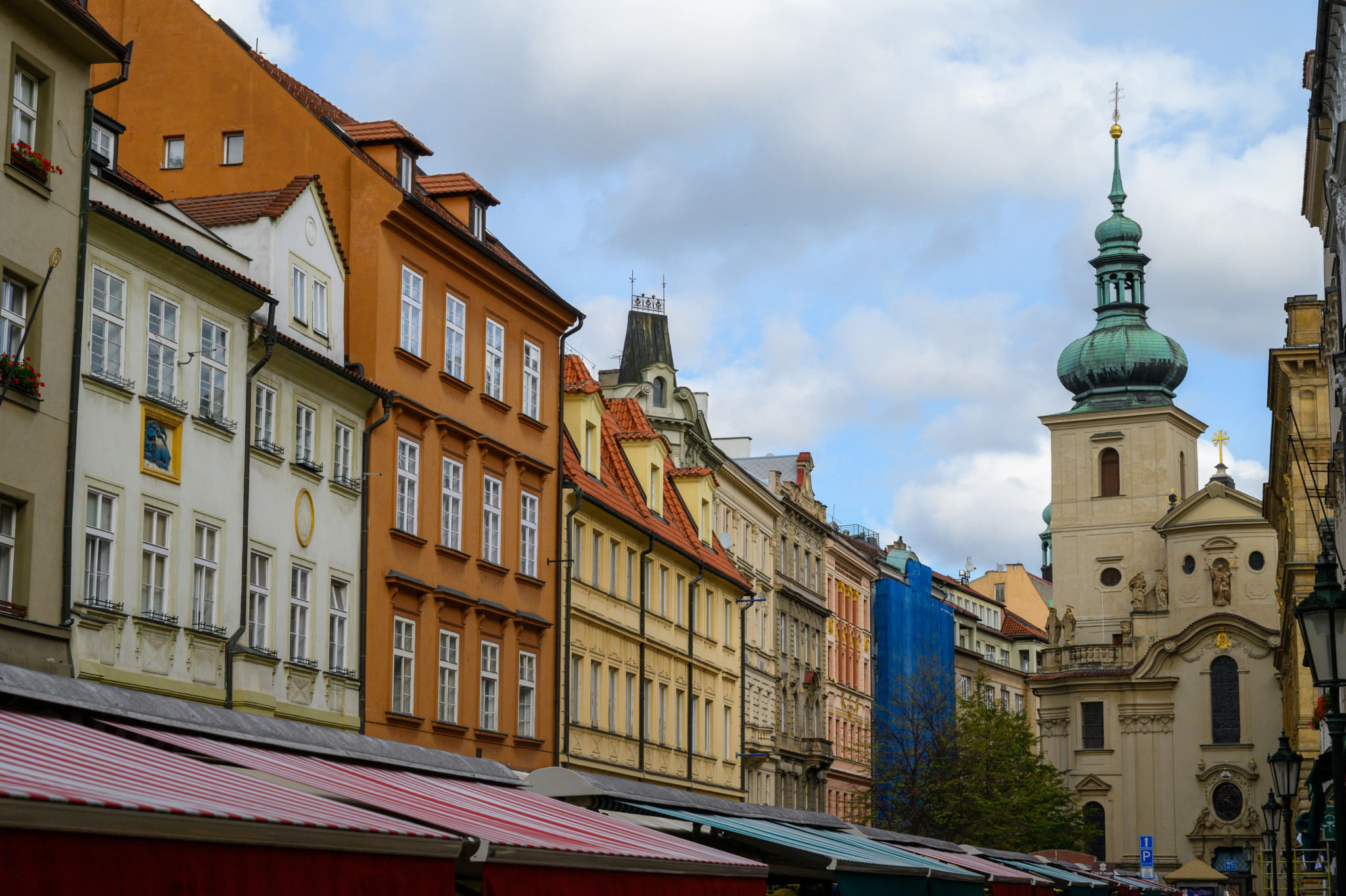 Der Havelsky Markt ist für seine gestreiften Dächer bekannt