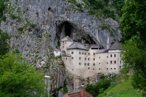 Im Slowenien Urlaub sollte ein Besuch in der Predjama Höhlenburg nicht fehlen