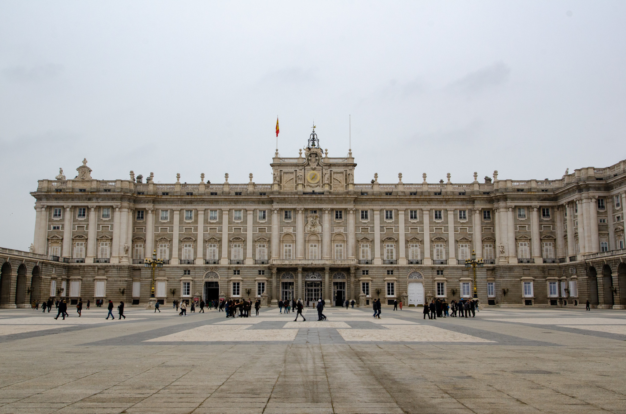 Der Königspalast gehört zu den wichtigsten Madrid Sehenswürdigkeiten