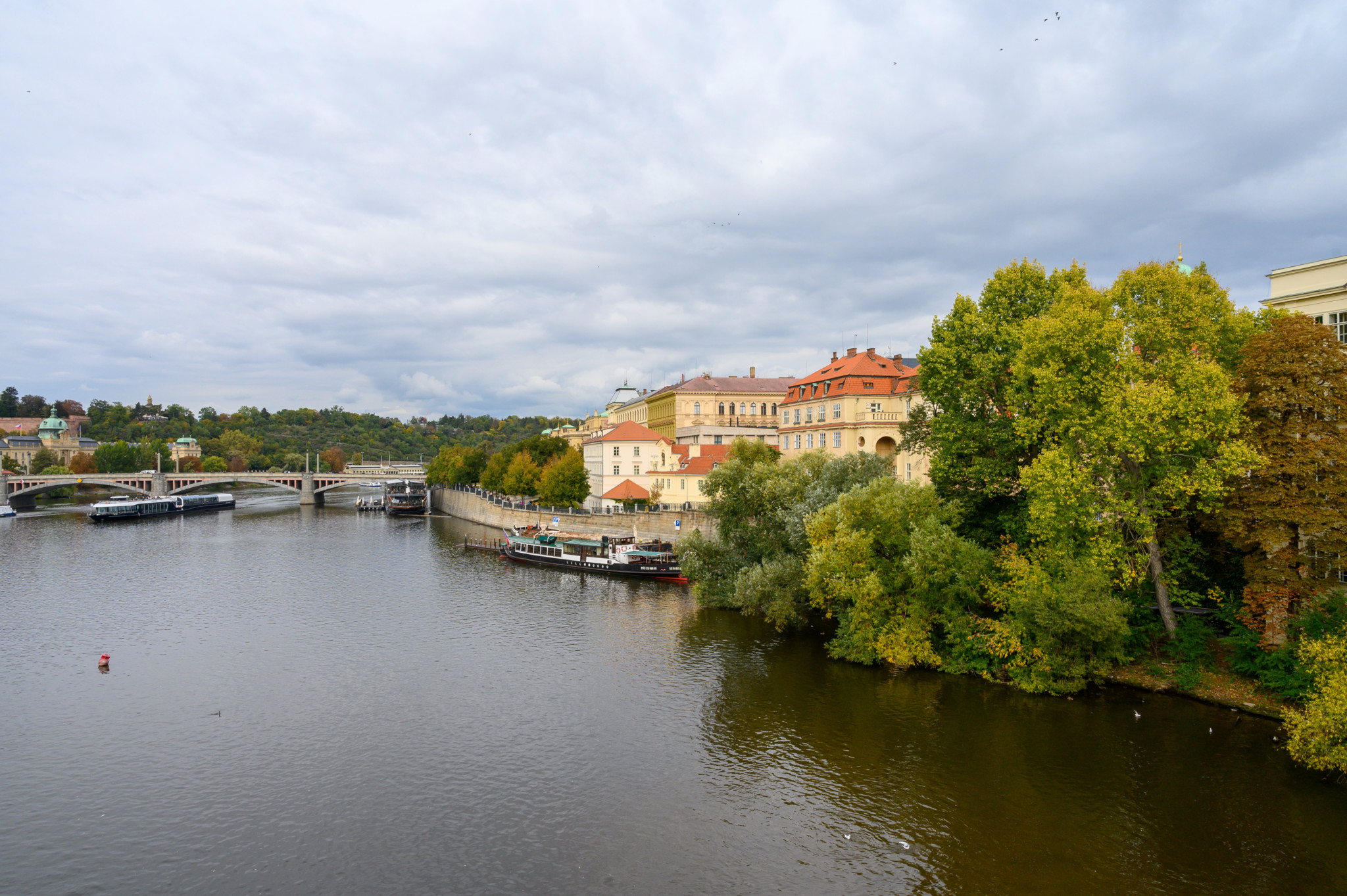 Die Moldau fließt direkt durch die tschechische Hauptstadt