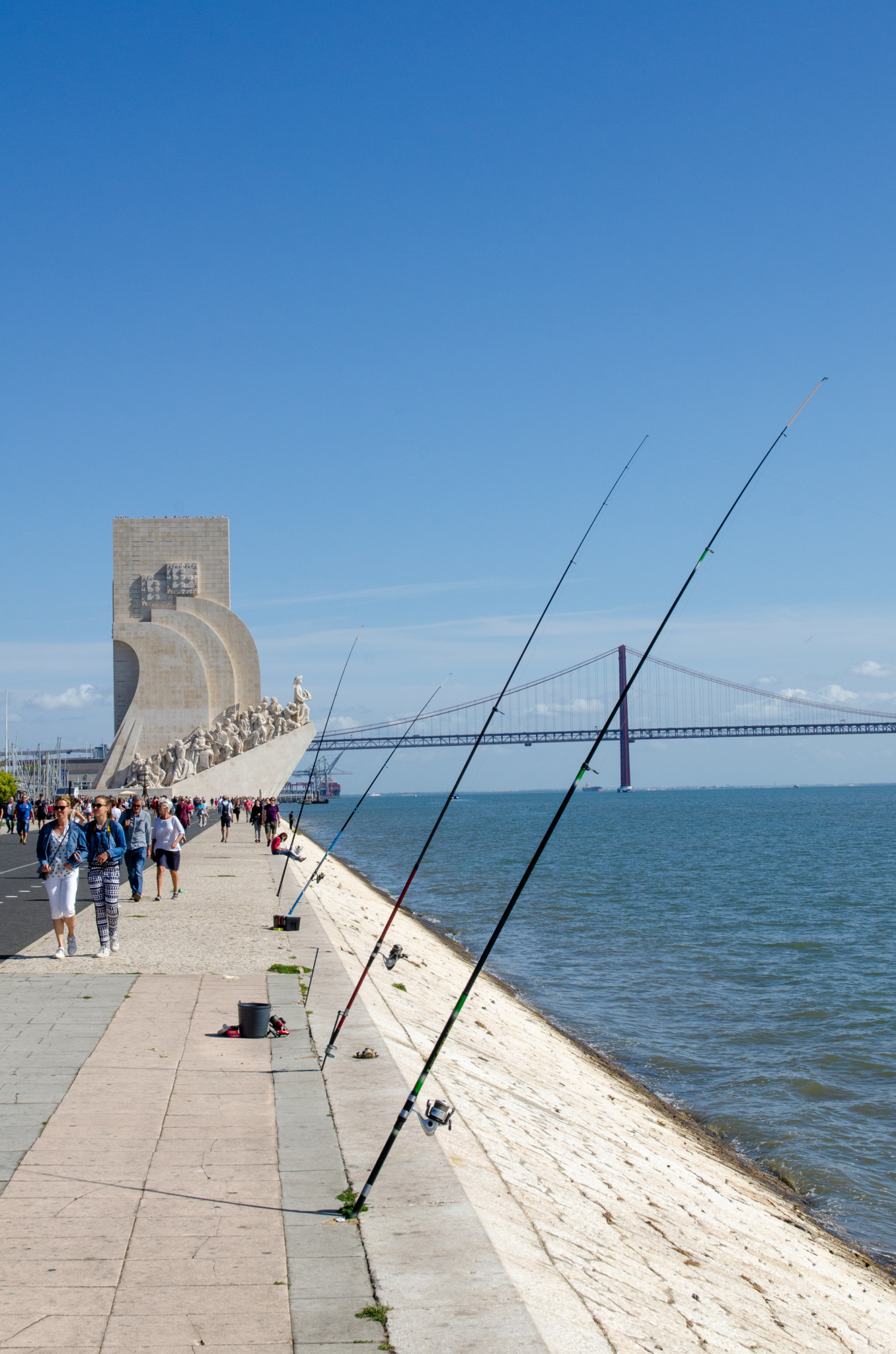 Angler stehen in Belem überall