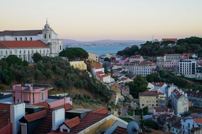 Ausblick vom Miradouro auf Lissabon