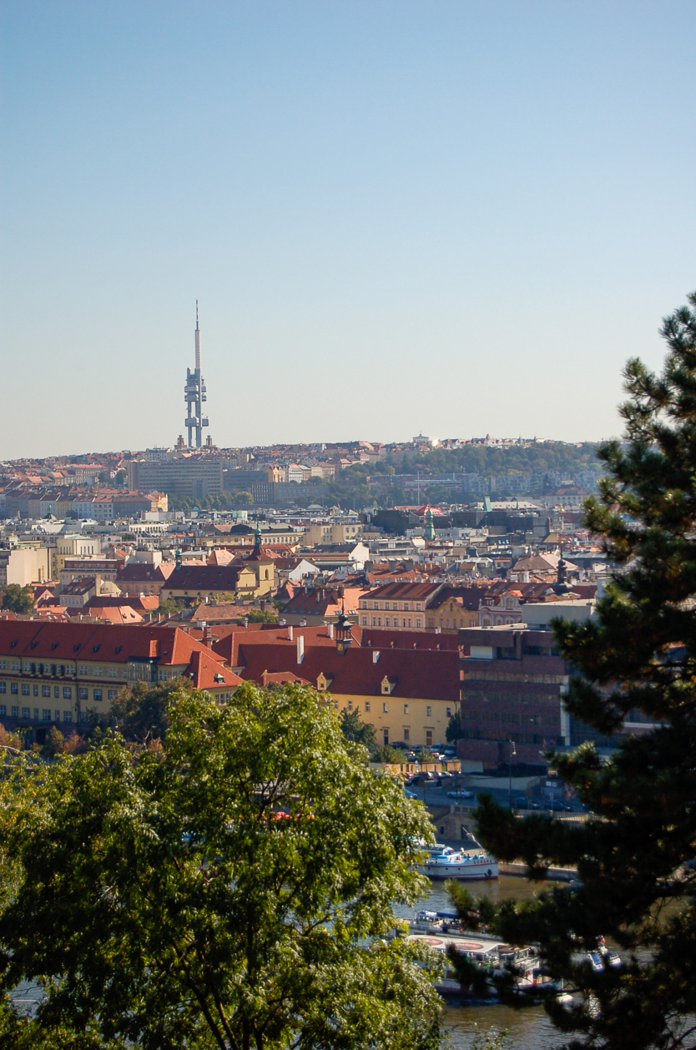 Der Zizkow Tower bzw. Fernsehturm von Prag im Hintergrund