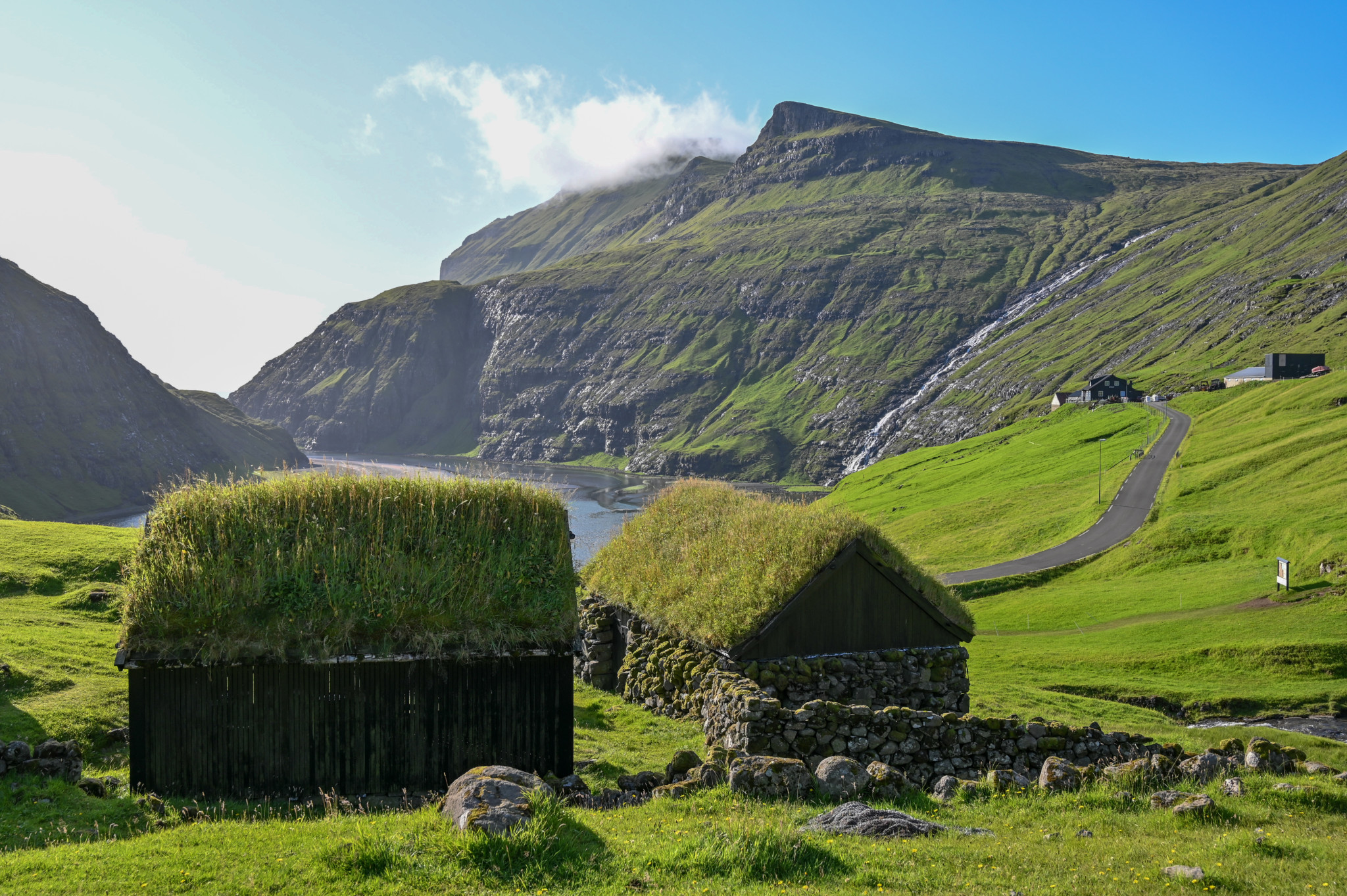 Die berühmten Häuser von Saksun dürfen im Färöer Inseln Urlaub nicht fehlen