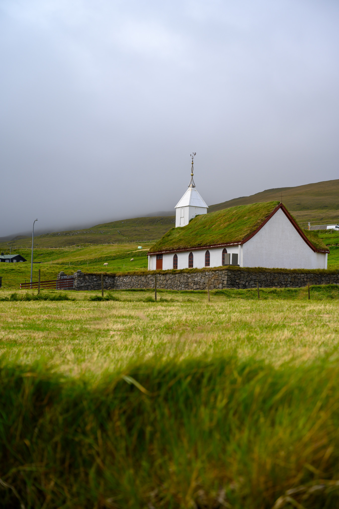 Grasbedeckte Kirche in Saksun auf den Färöer