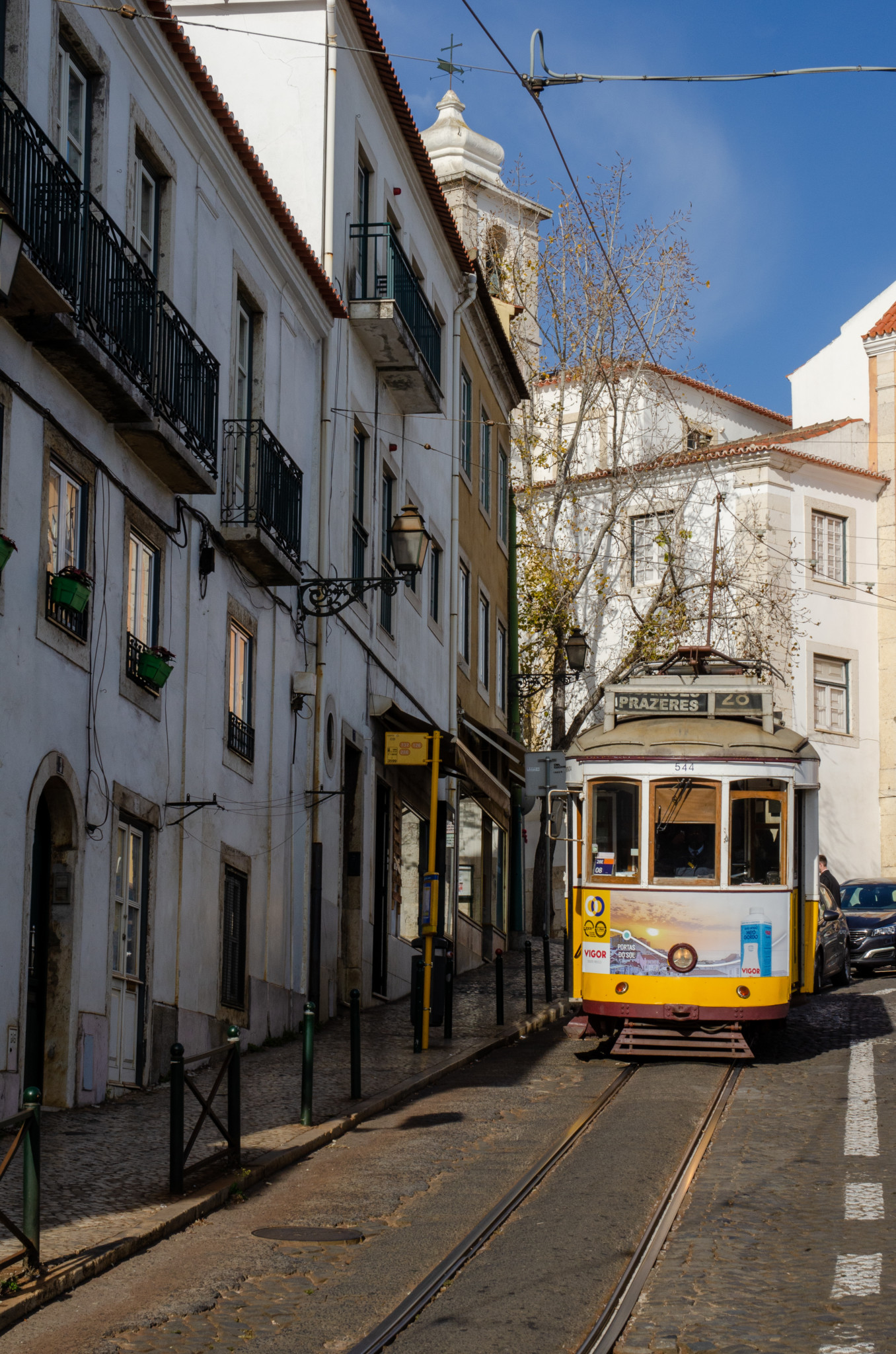 Tram 28 in den Gassen von Lissabon