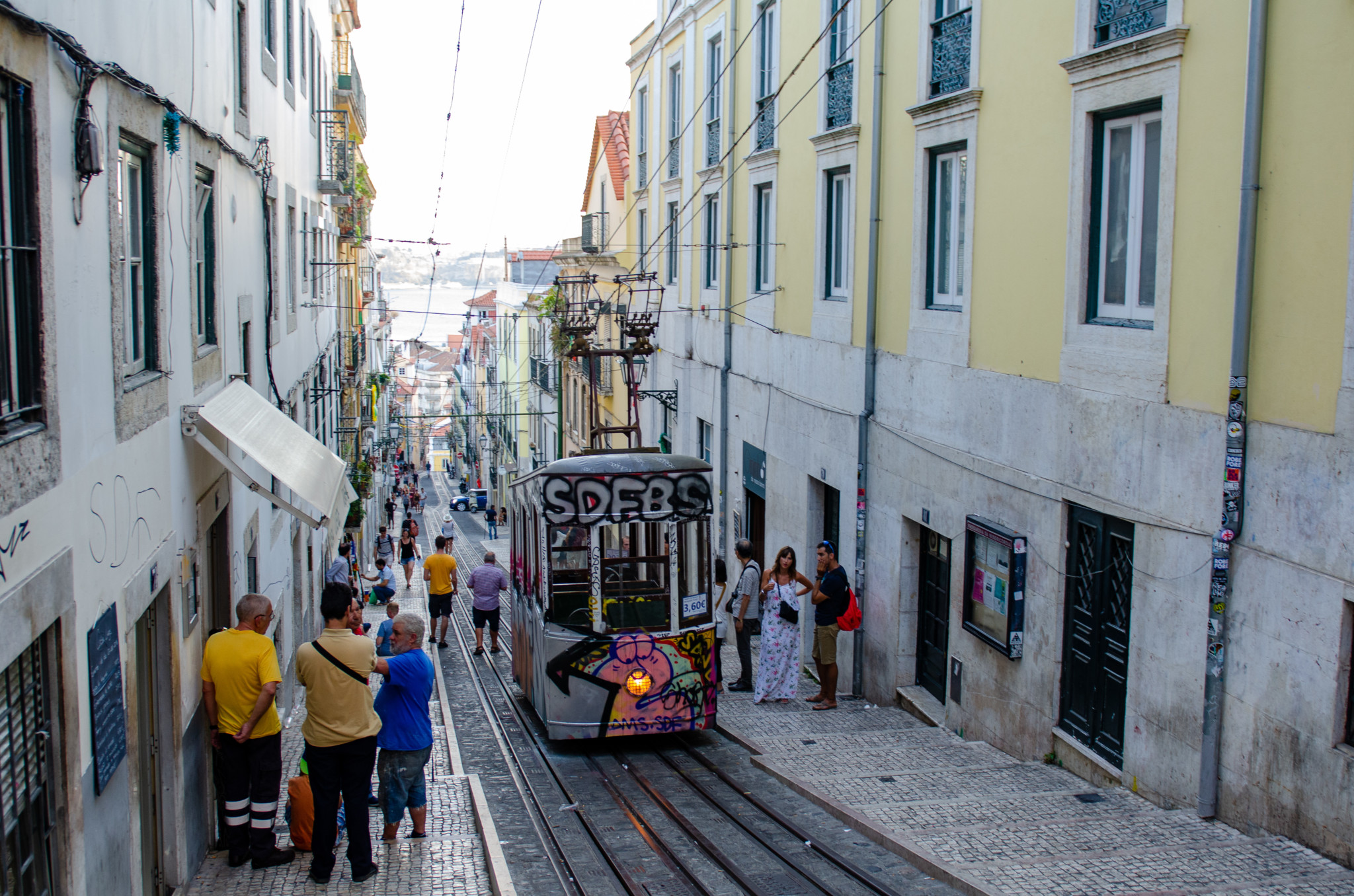 Zu den Lissabon Reisetipps gehört auch die Fahrt mit der Tram