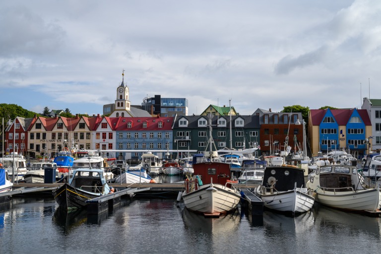 Die Hauptstadt der Färöer ist Tórshavn
