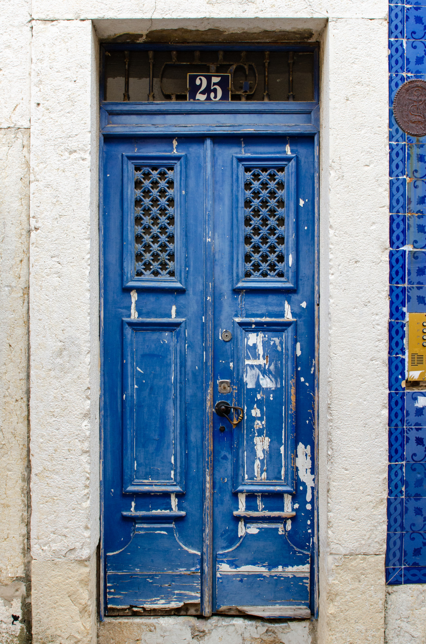 Tür im Barrio Alto in Lissabon