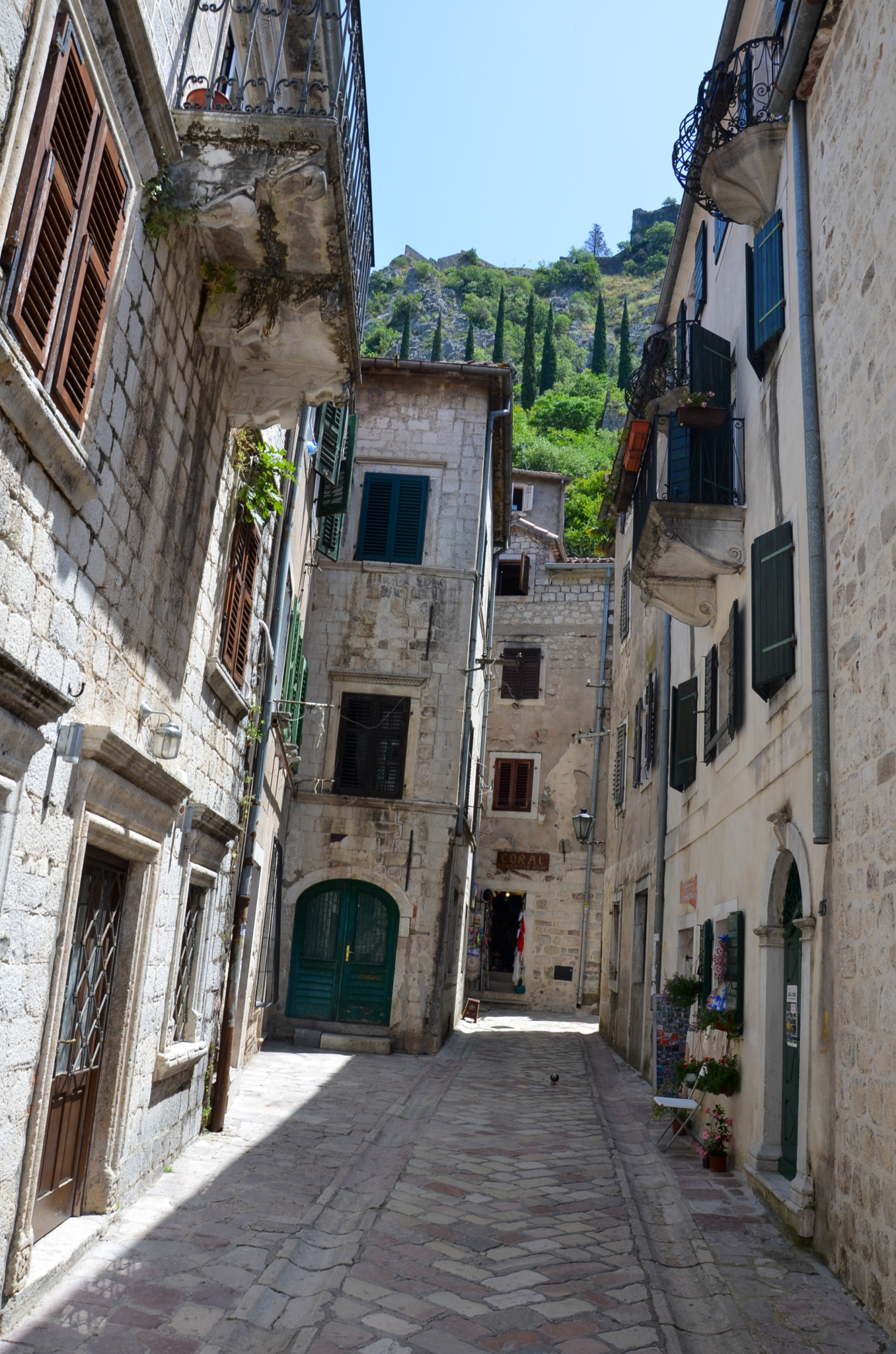 Eine schmale Straße in Kotor in Monenegro