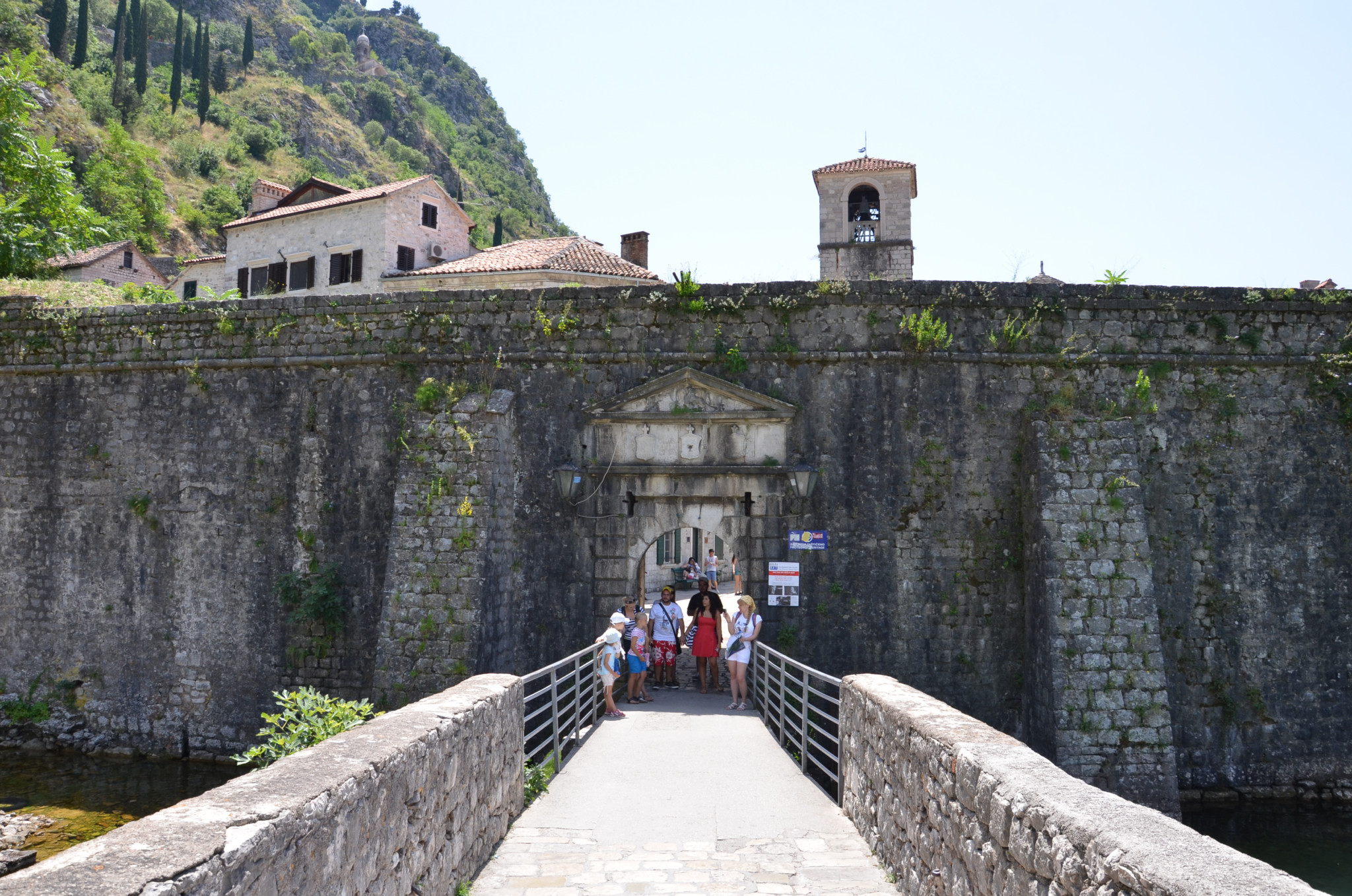 Die Festungsmauer von Kotor in Montegegro ist eine der besten Sehenswürdigkeiten