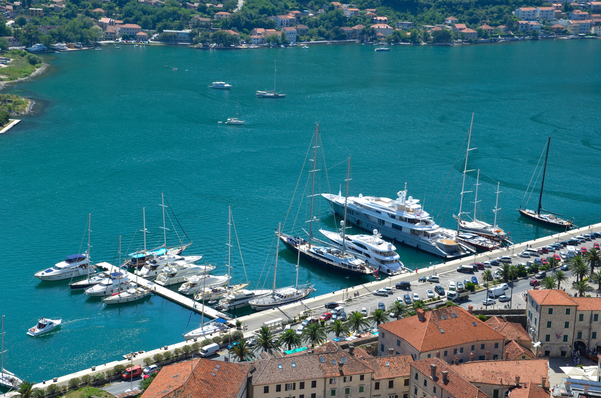 Yachten im Hafen von Kotor mitten in der Bucht Montenegros