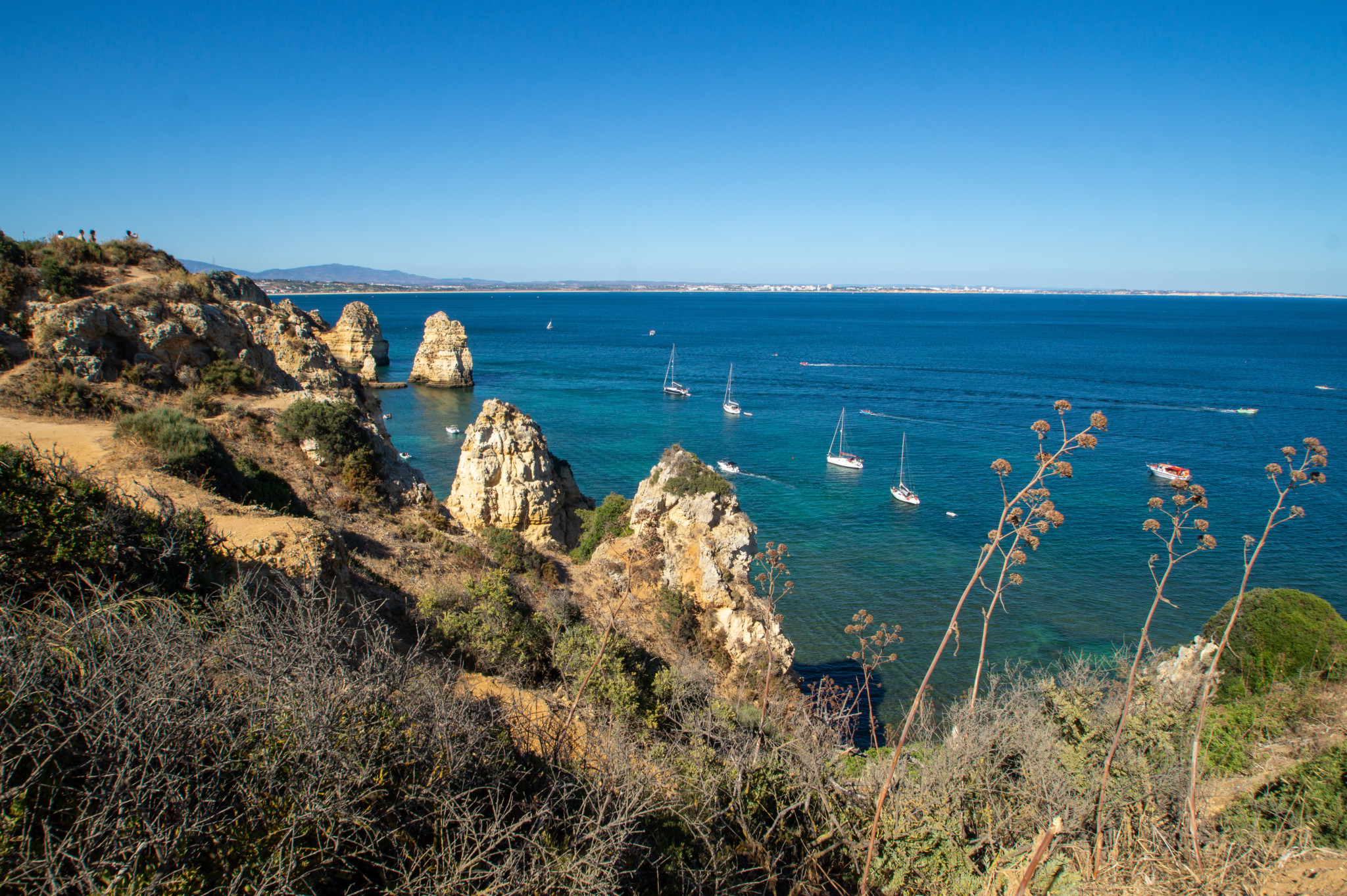Typischer Blick auf die Algarve in Portugal