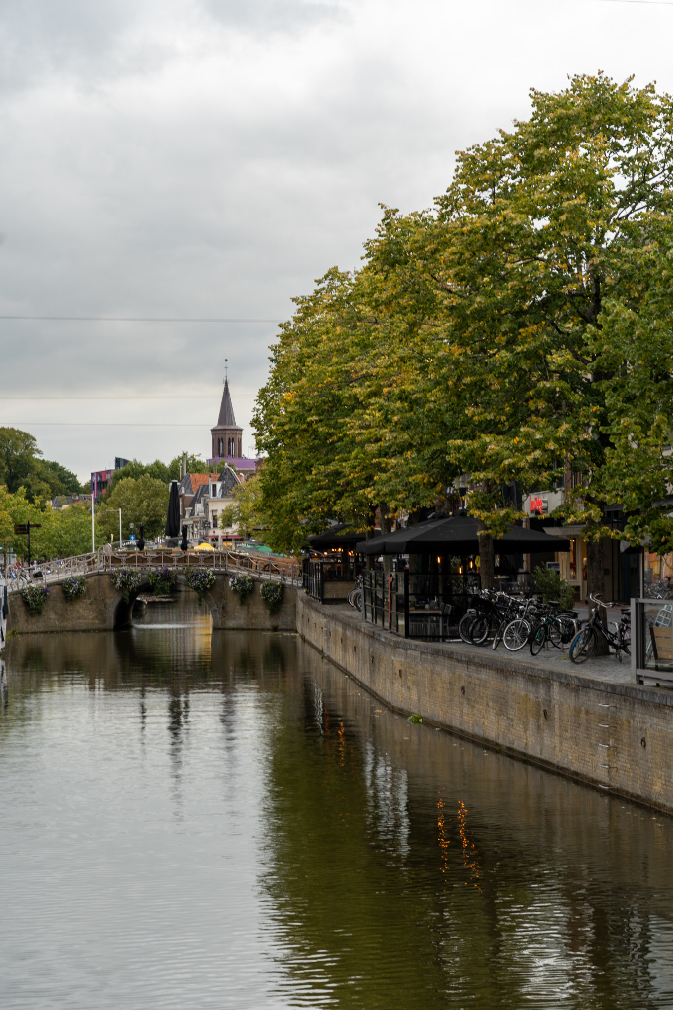 Kanal mit Ausblick auf die Saint Boniface Kirche in Leeuwarden
