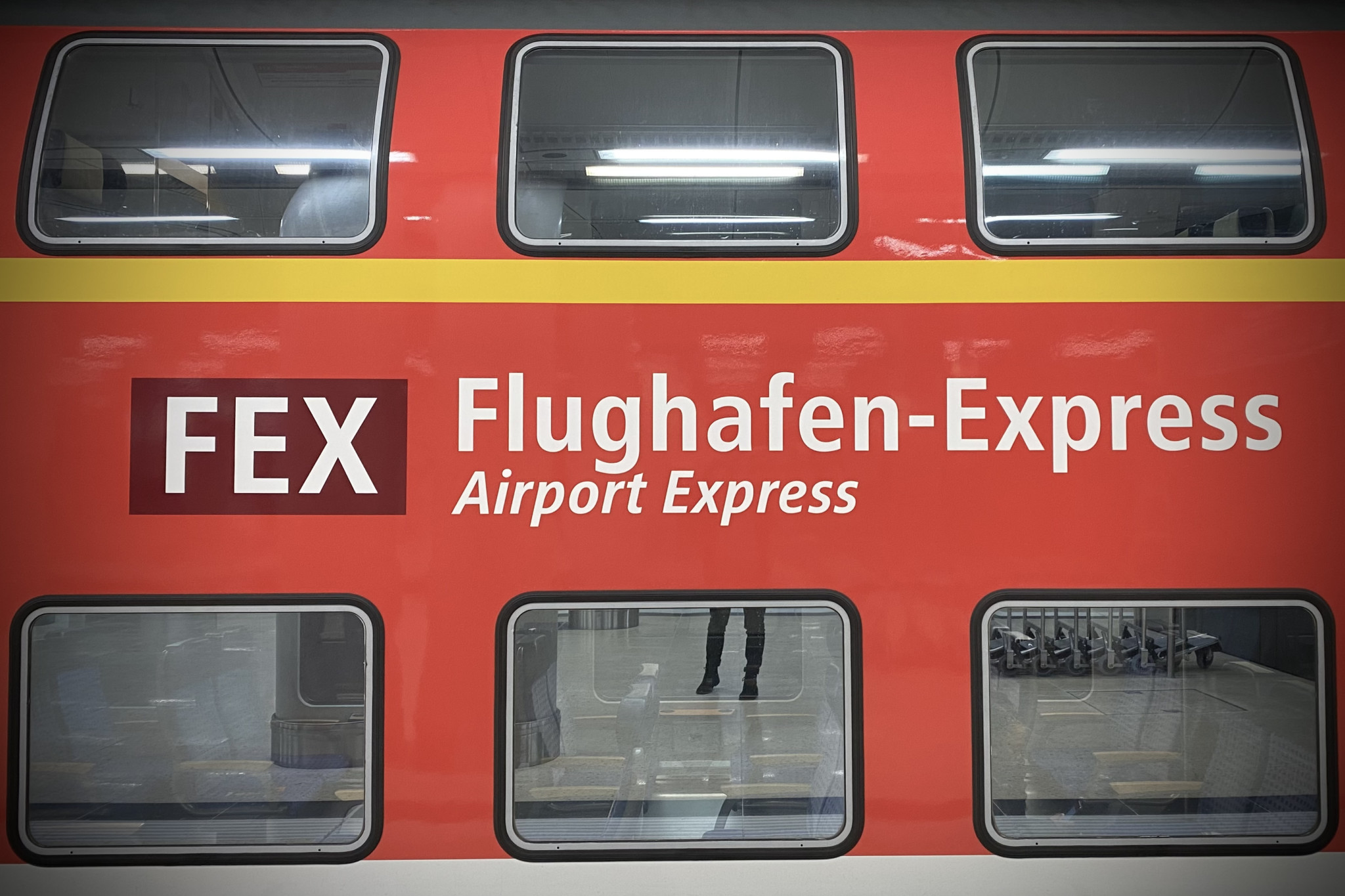 Anreise zum Flughafen Berlin mit dem Flughafen Express FEX