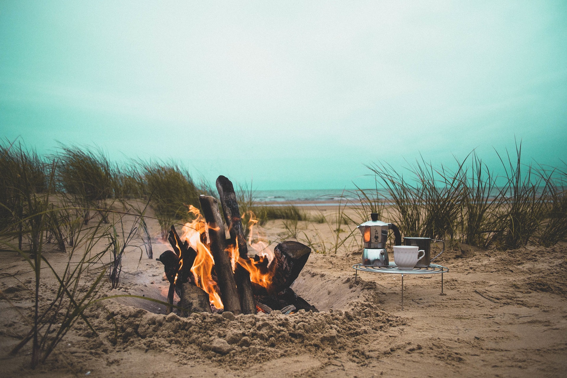 Ein Lagerfeuer am Strand