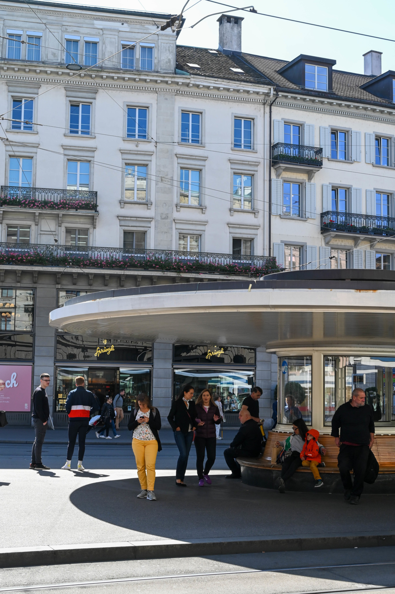 Der hübsche Paradeplatz vereint viele Zürich Sehenswürdigkeiten