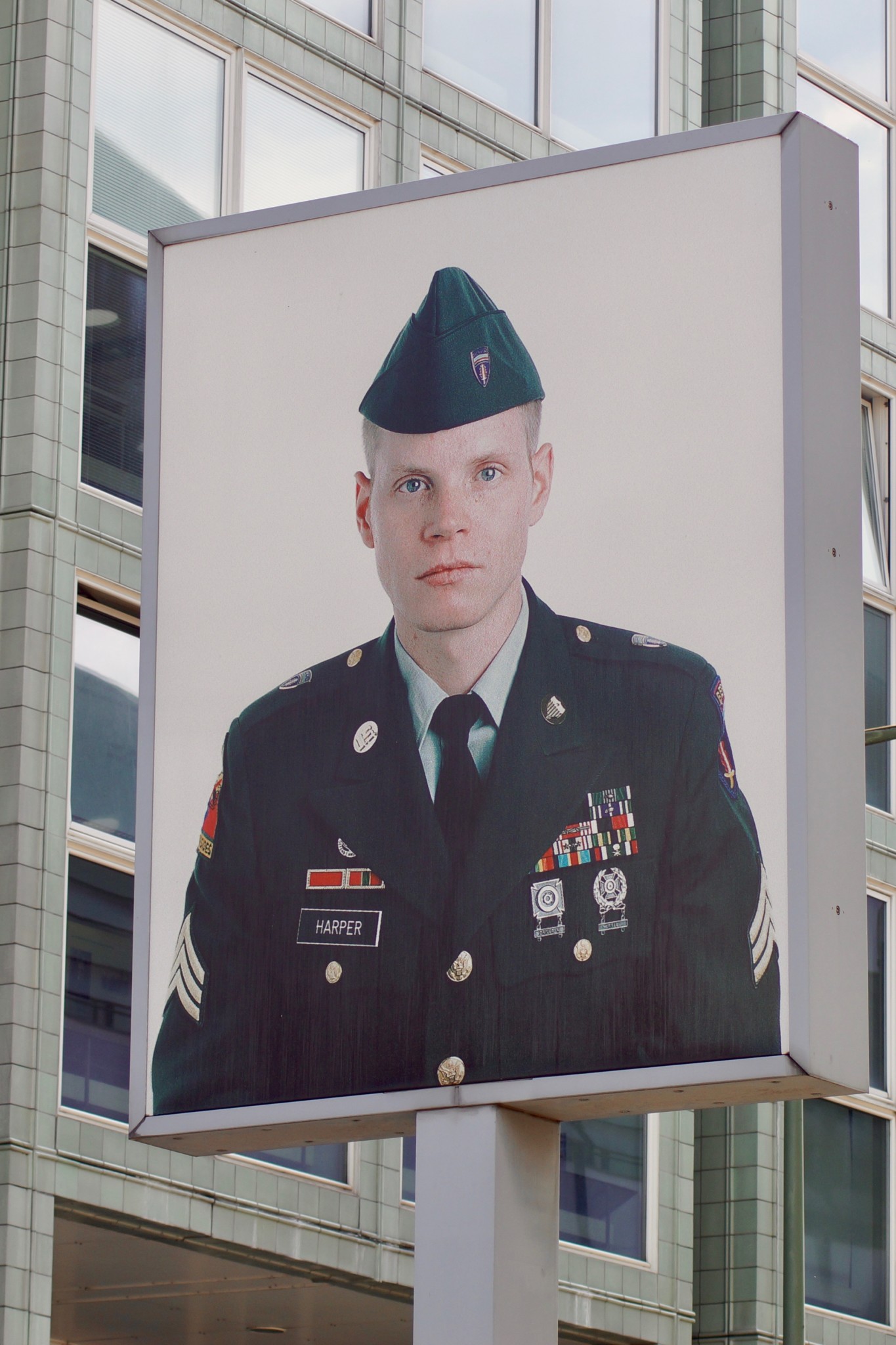 Amerikanischer Soldat am Checkpoint Charlie