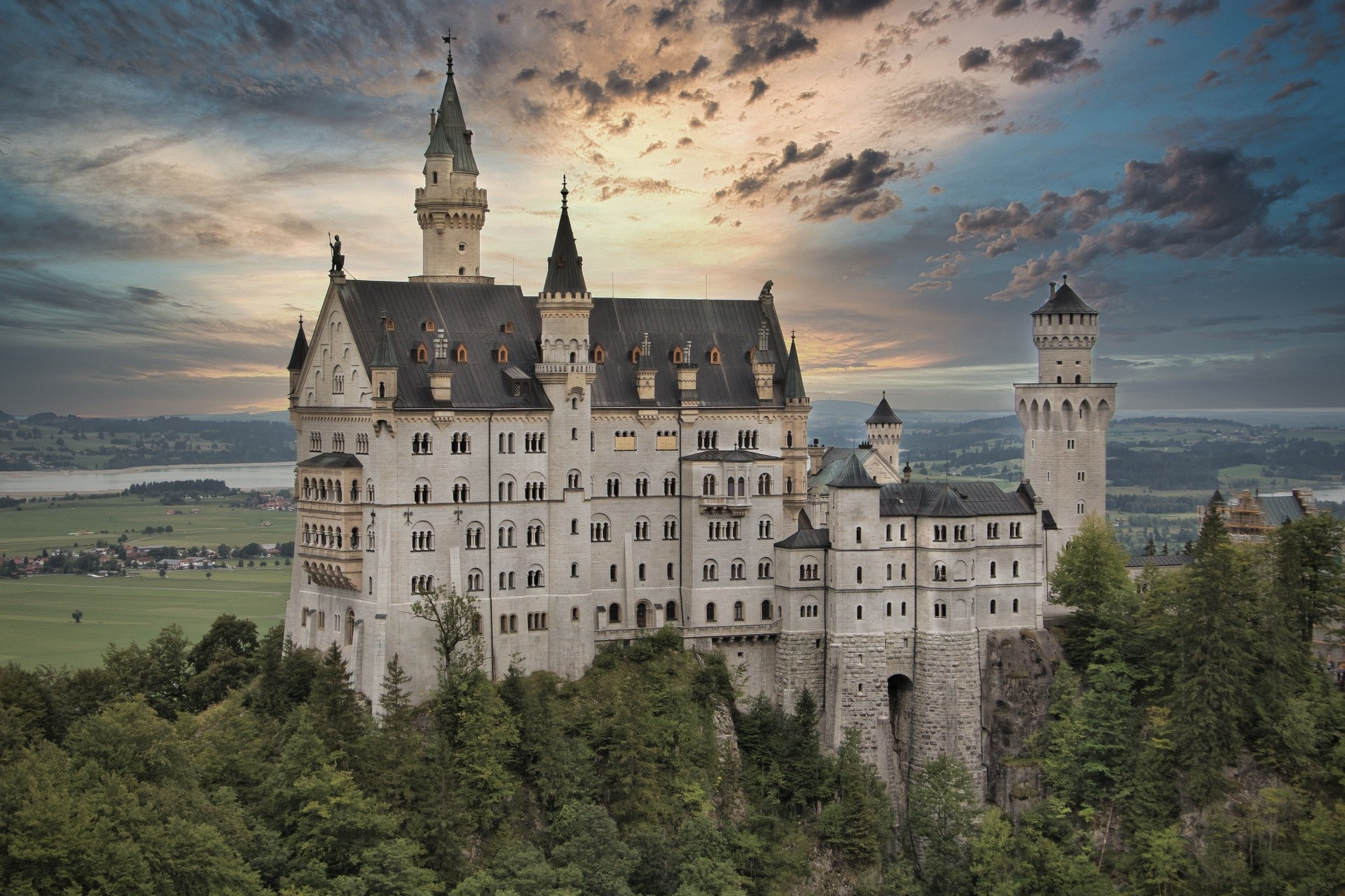 Das Schloss Neuschwanstein ist eine der bekanntesten Attraktionen in Deutschland