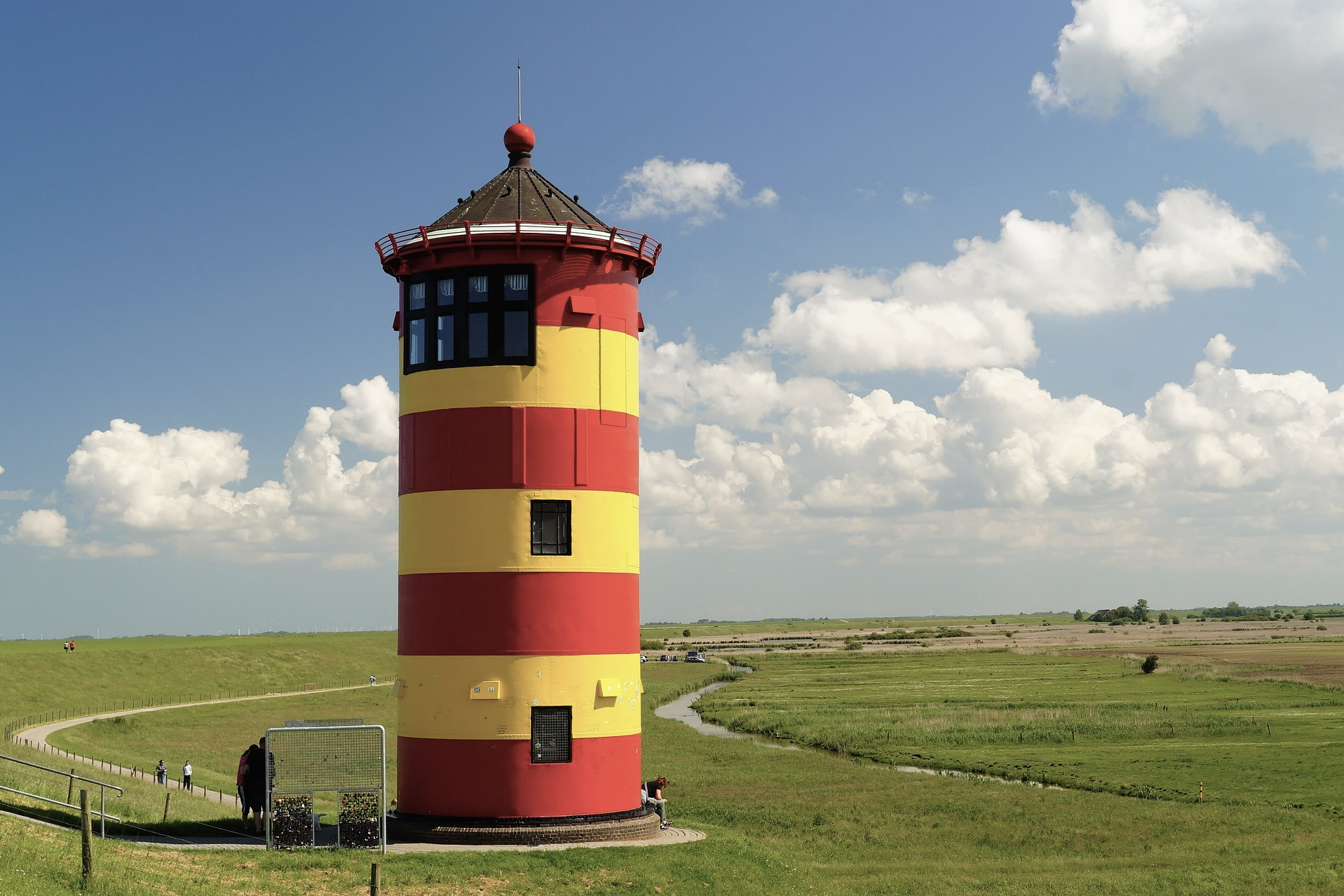 Der Pilsumer Leuchtturm von Otto in Niedersachsen