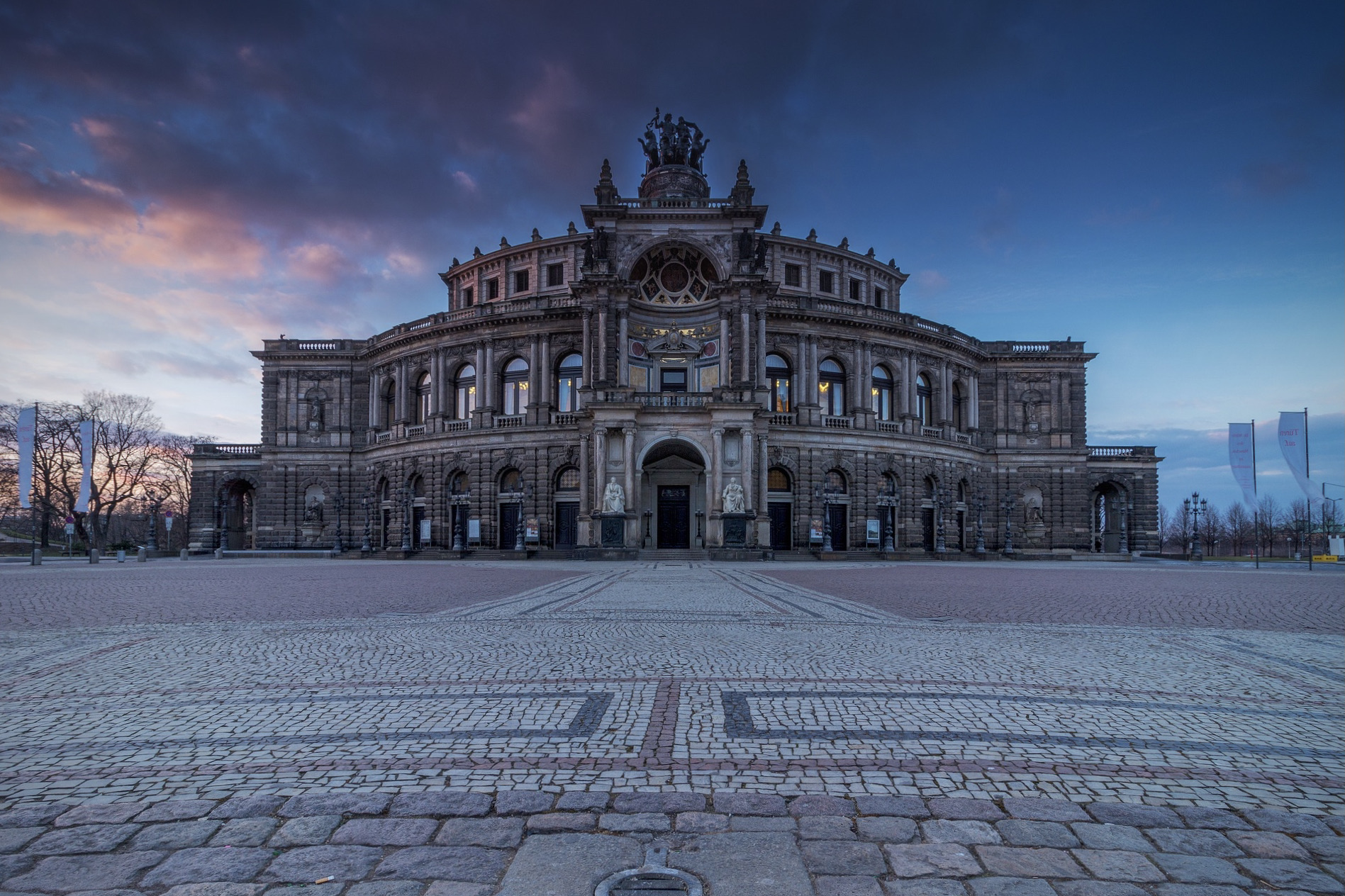 Die Dresdner Semperoper in Sachsen ist eine der schönsten Sehenswürdigkeiten in Deutschland