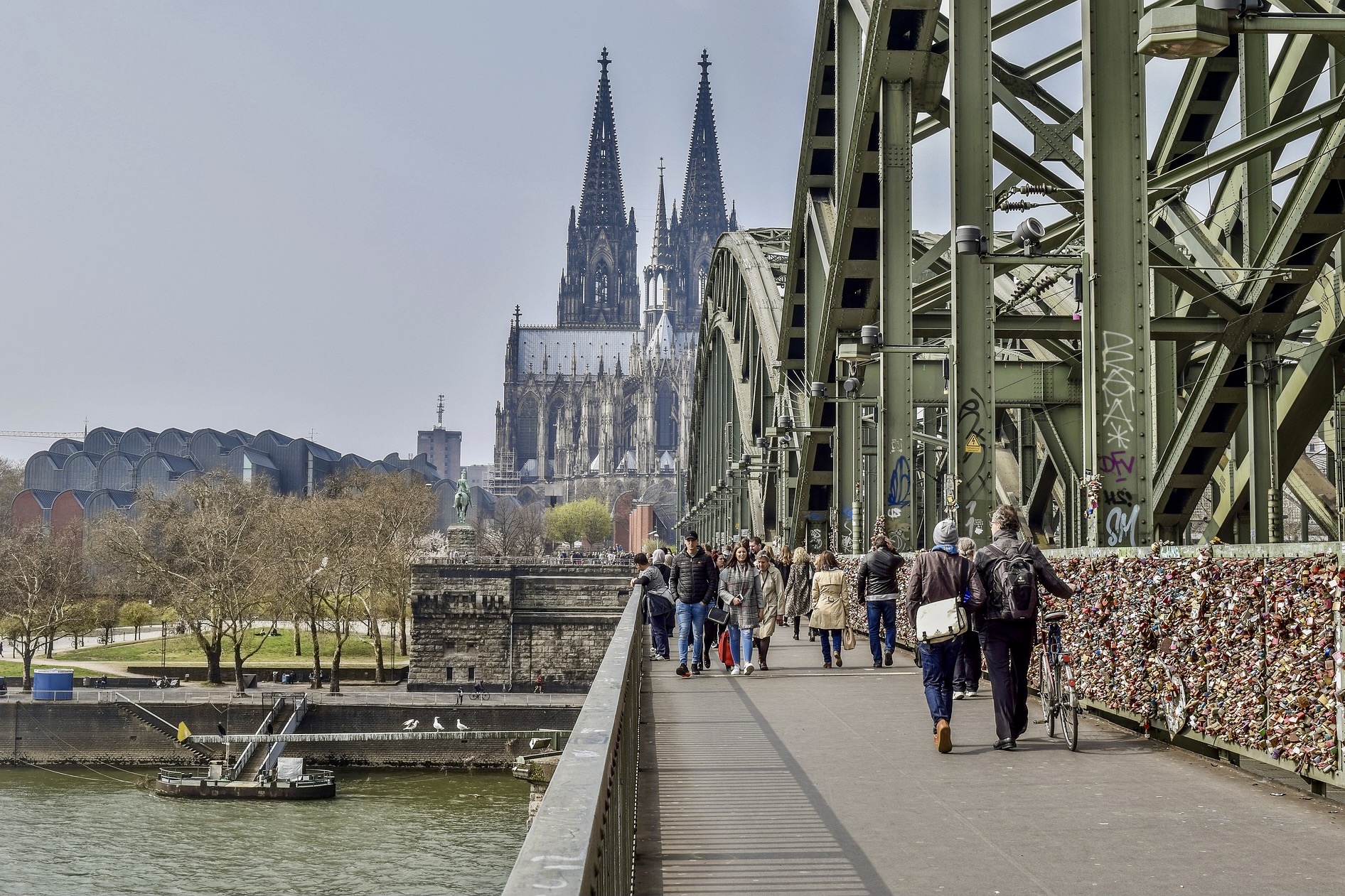 Zu den Köln Sehenswürdigkeiten gehört auch die Hohenzollernbrücke