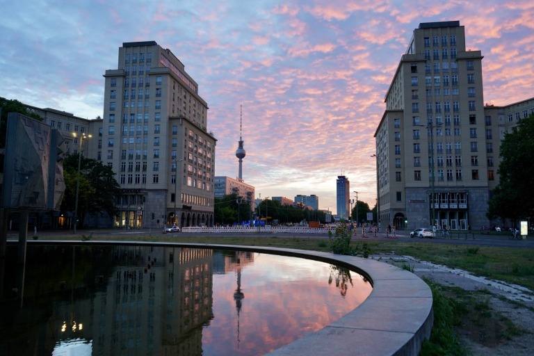 Sonnenuntergang an der Karl-Marx-Allee in Friedrichshain