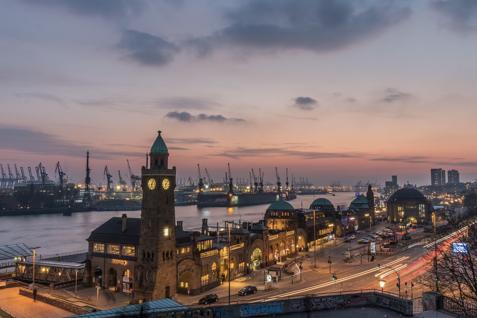 Zu den besten Hamburg Sehenswürdigkeiten gehören die Landungsbrücken an der Elbe