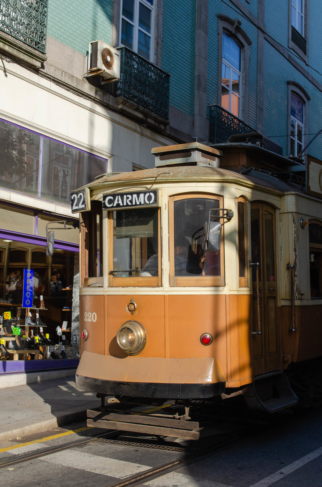 Die berühmte Straßenbahn 22 in Porto