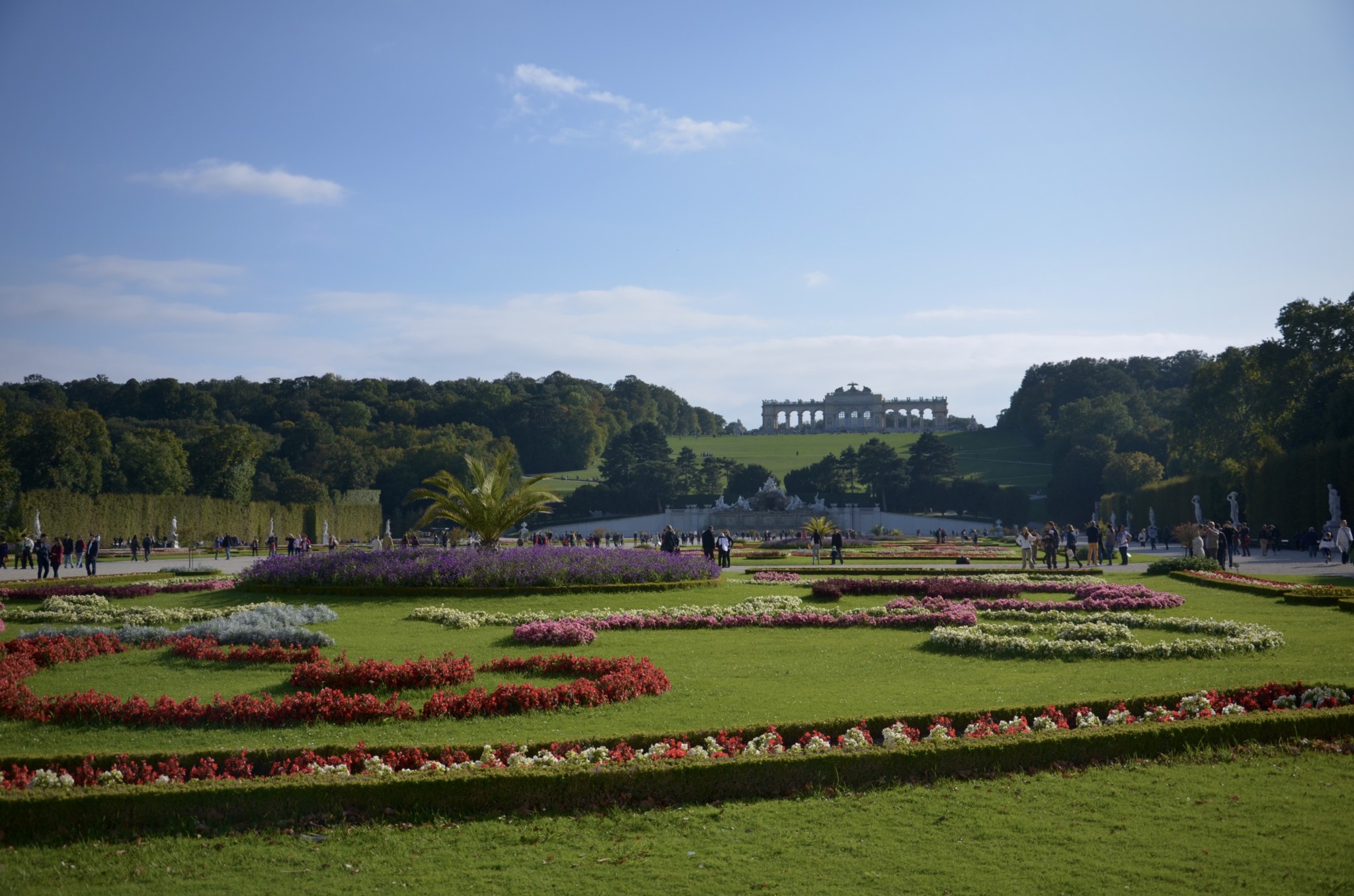 Der Schlossgarten und Schlosspark Schönbrunn zählen zu den Wien Highlights und Sehenswürdigkeiten