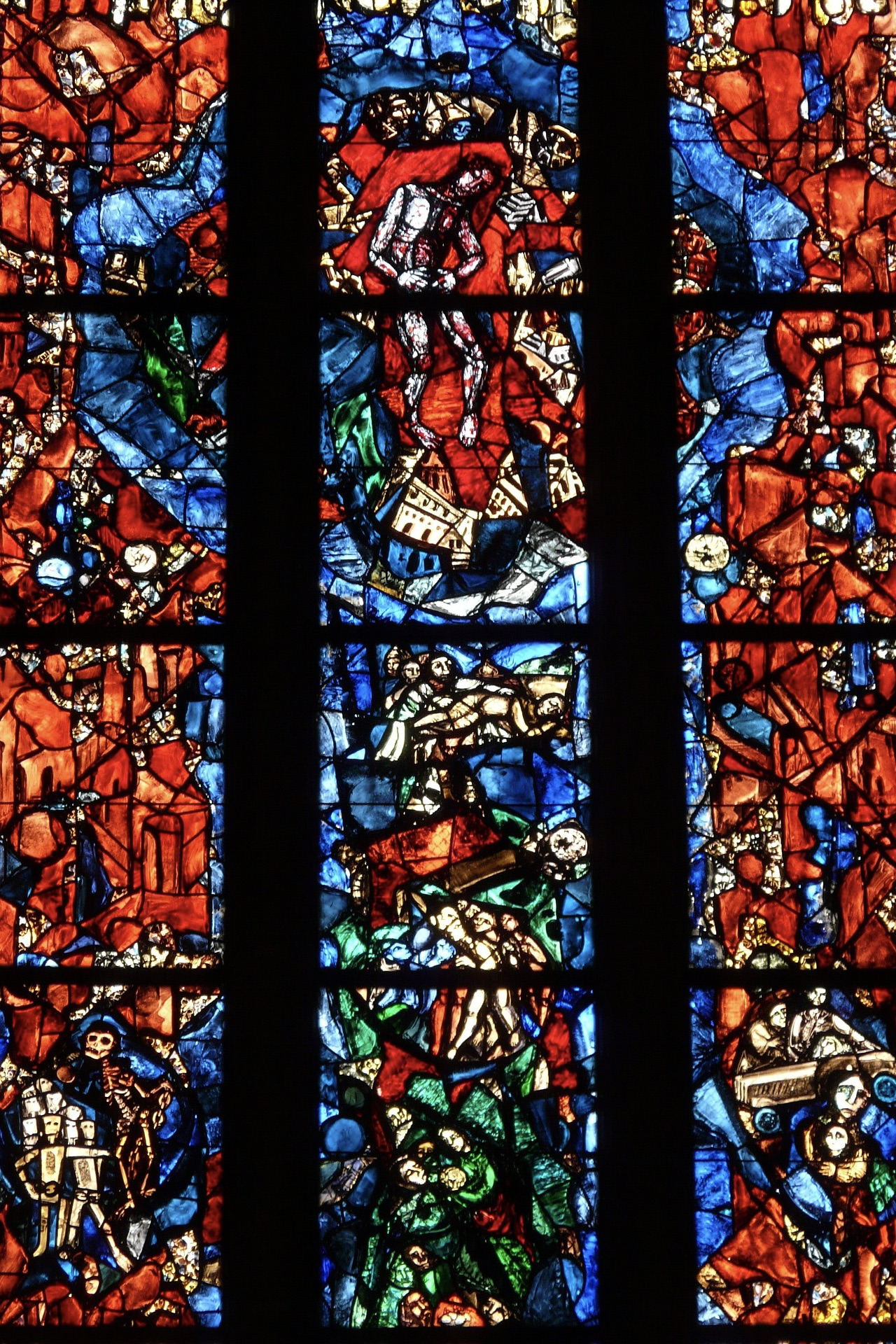Die Glasfenster machen das Ulmer Münster zu einem der schönsten Tagesausflüge