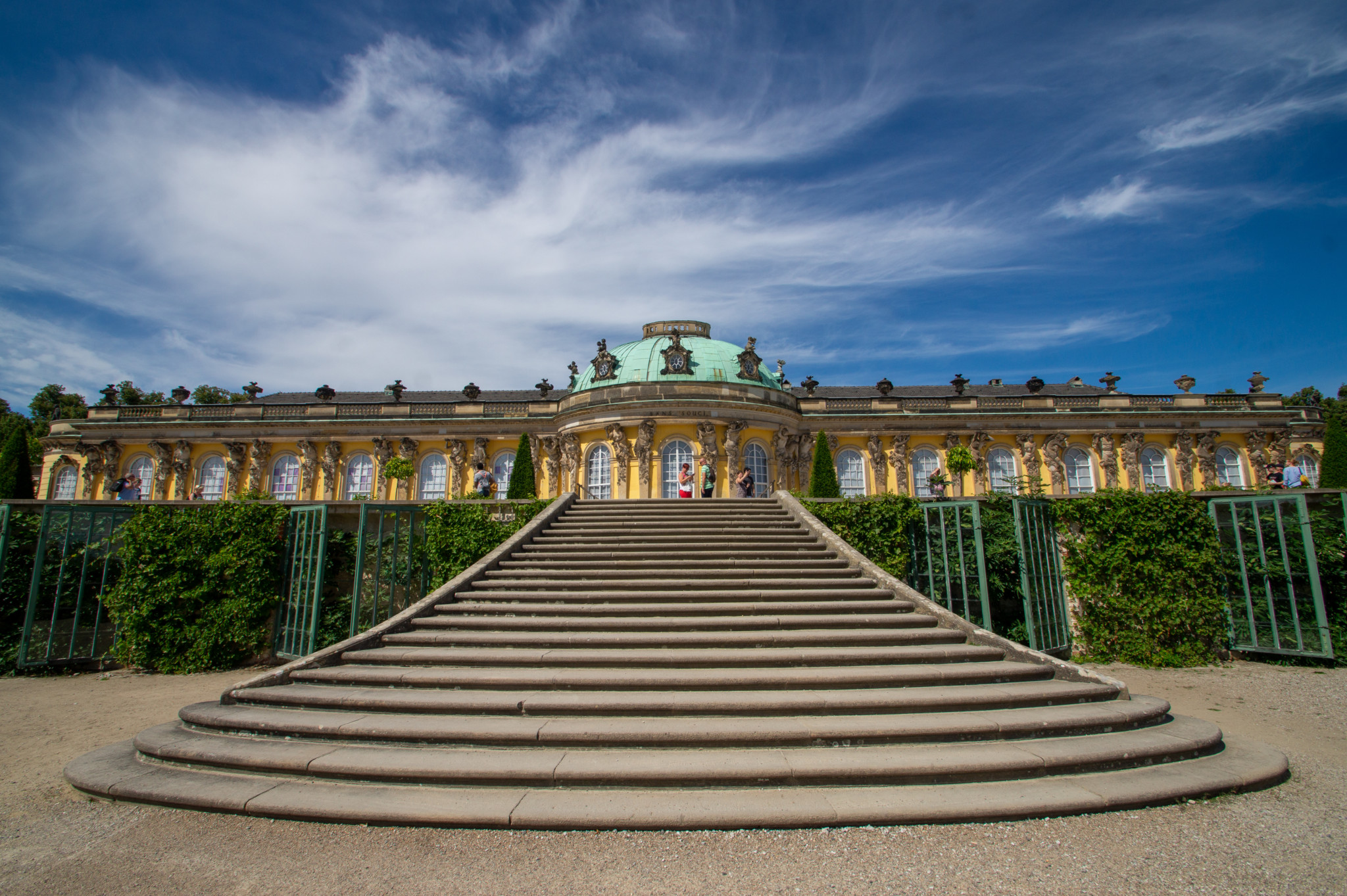 Wer Reiseziele in Ostdeutschland sucht, wird im Schloss Sanssouci in Potsdam fündig