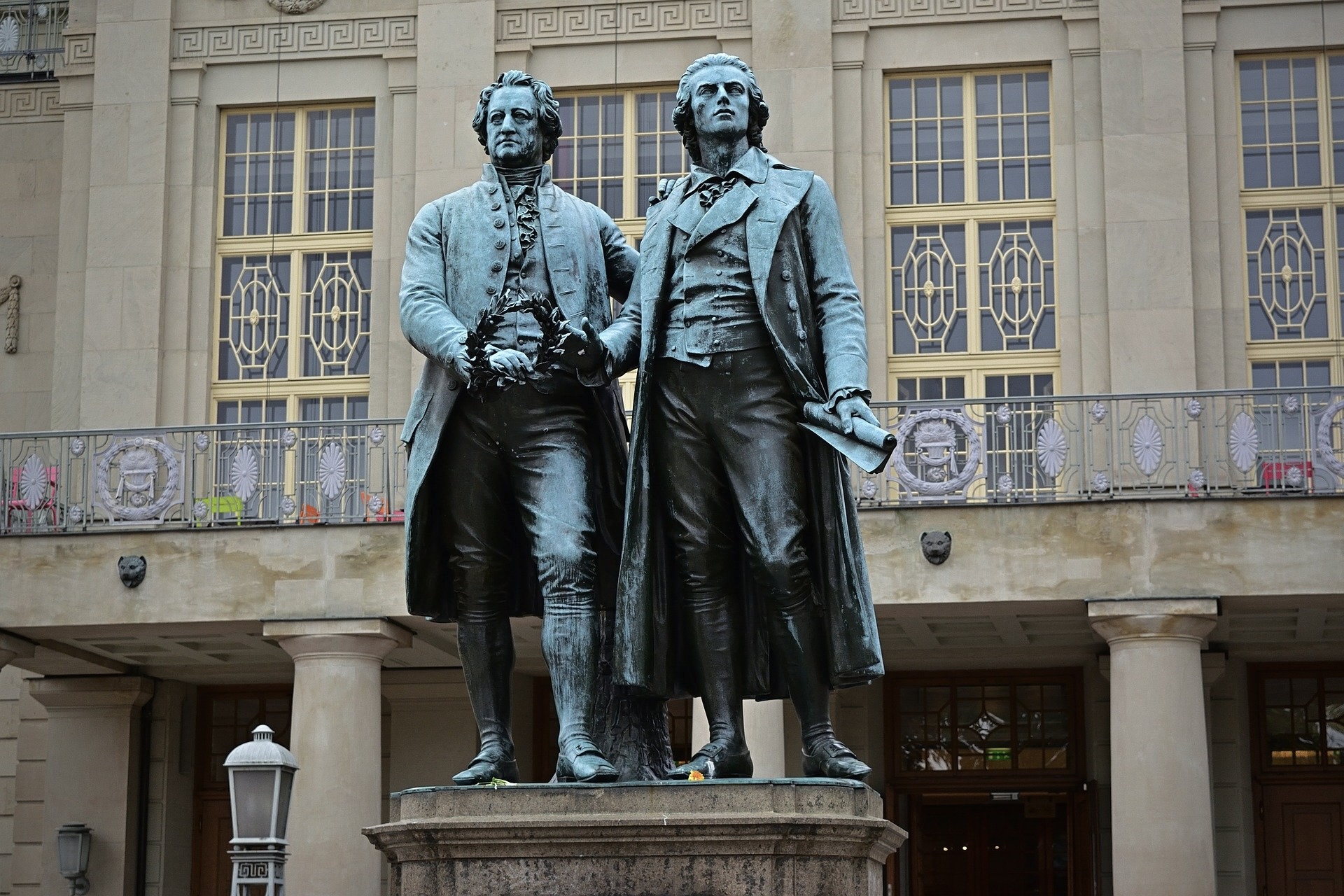 Weimar mit dem Goethe-Schiller-Denkmal ist eine der schönsten Städte Deutschlands
