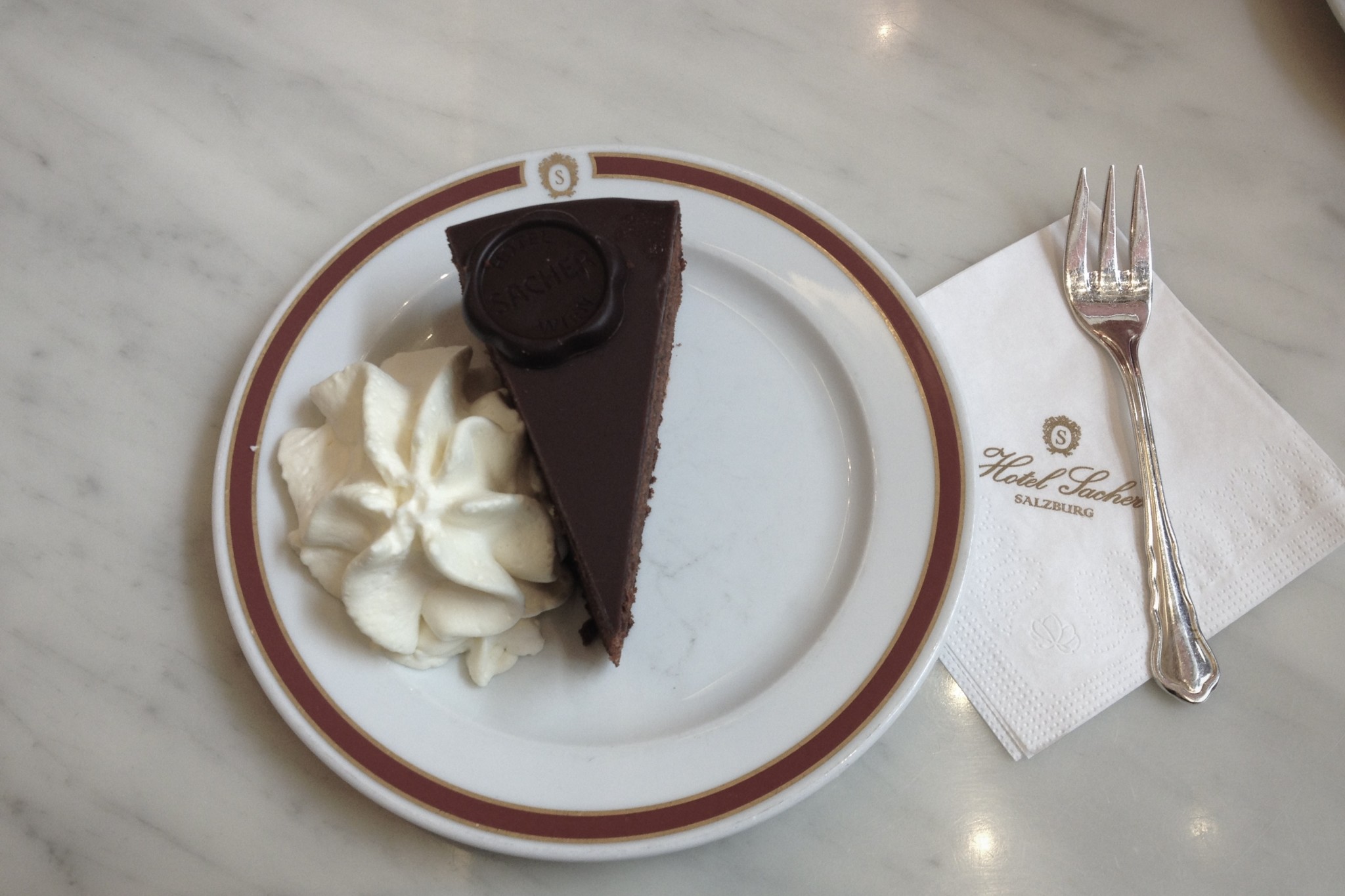 Sachertorte im Hotel Sacher muss jeder auf der Wien Städtereise probieren