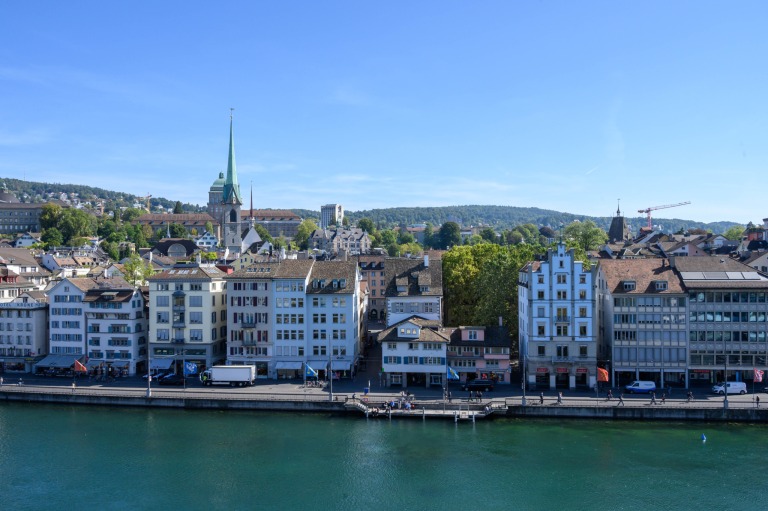 Blick auf die Altstadt mit Zürich Sehenswürdigkeiten