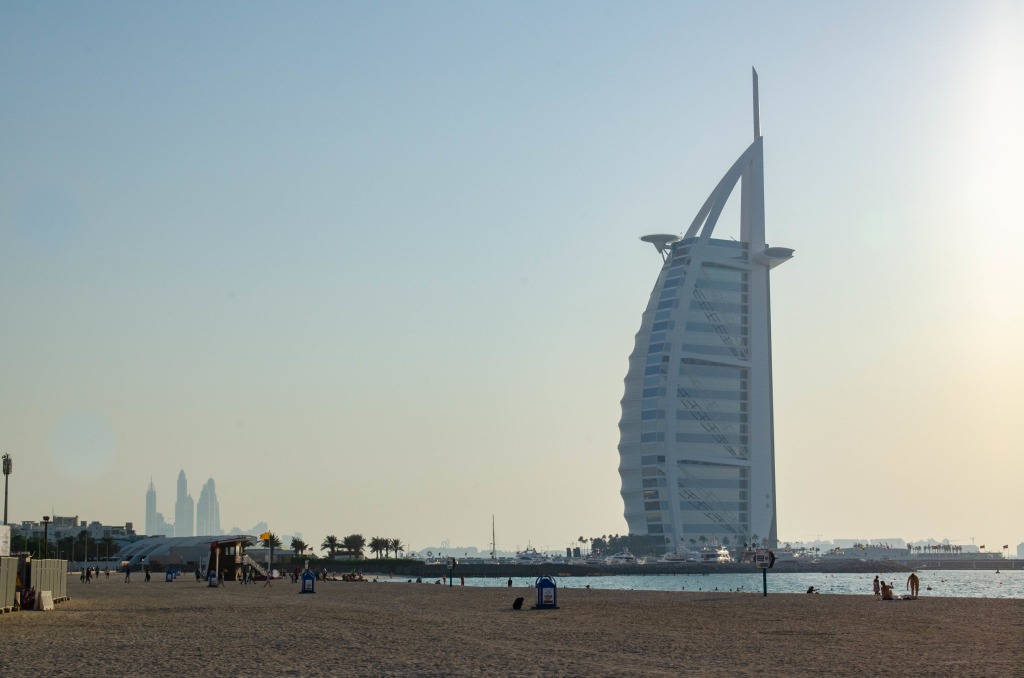 Der Burj al Arab in Dubai vom Strand