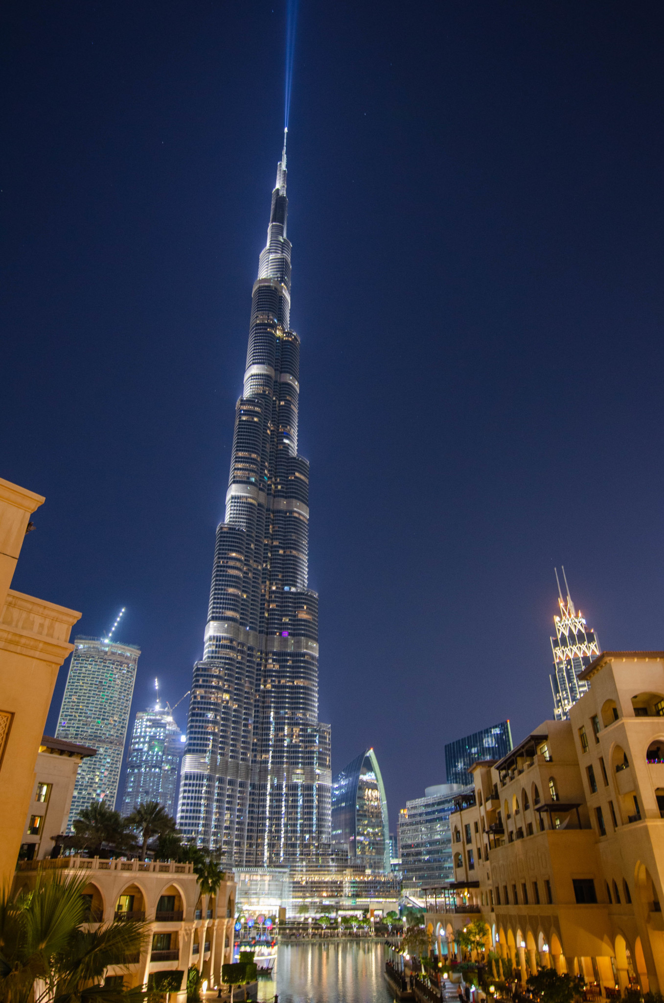 Der Burj Khalifa wird nachts beleuchtet