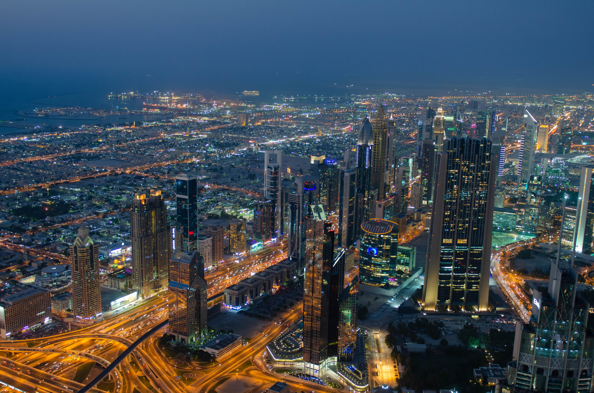 Ausblick von der Burj Khalifa Aussichtsplattform auf die Sheikh Zayed Road