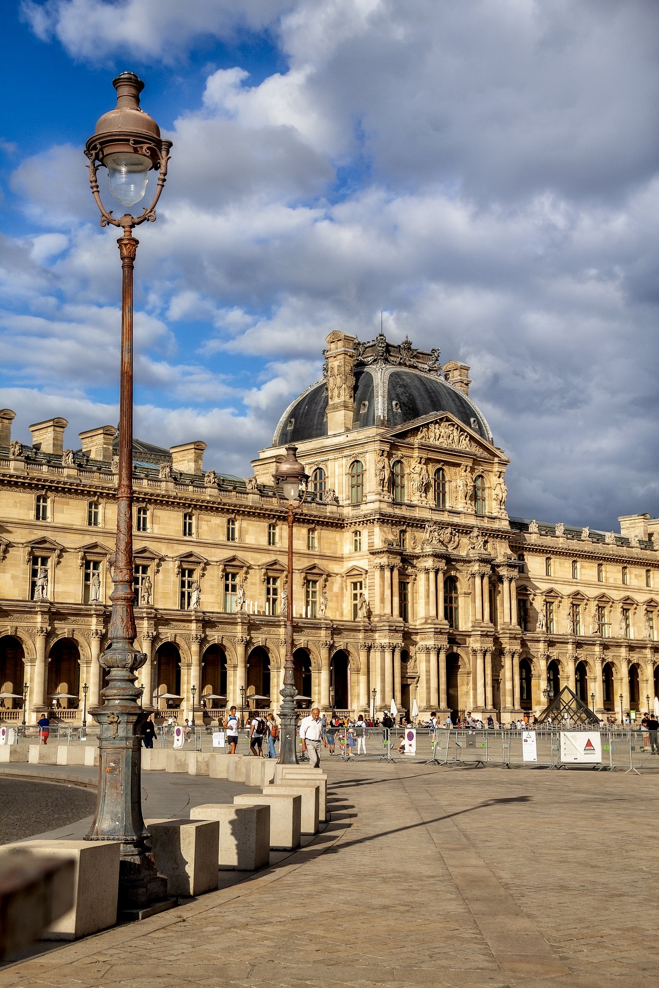 Louvre von außen