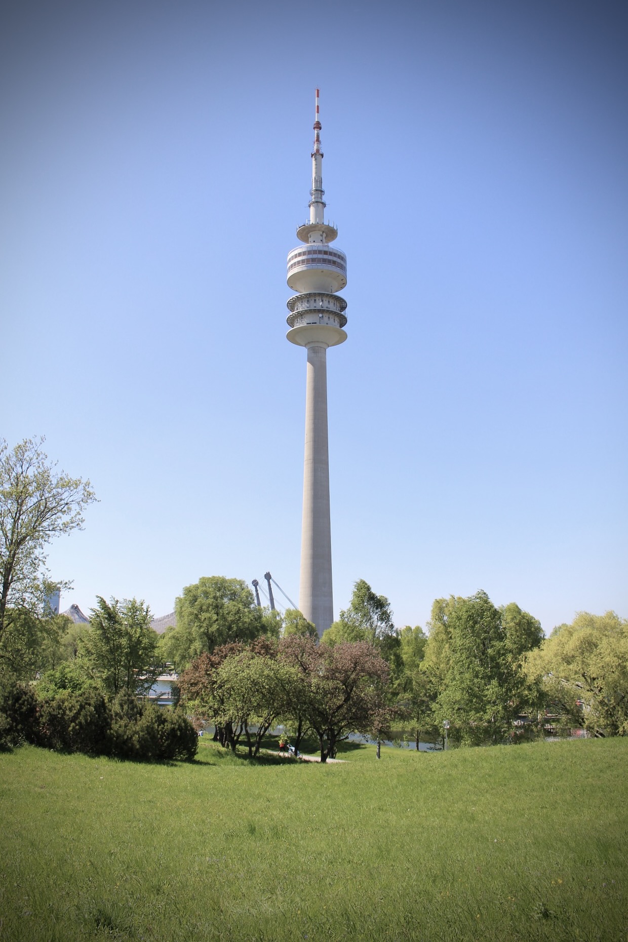 Der Olympiaturm ist ein Highlight unter den Aussichtspunkten Münchens