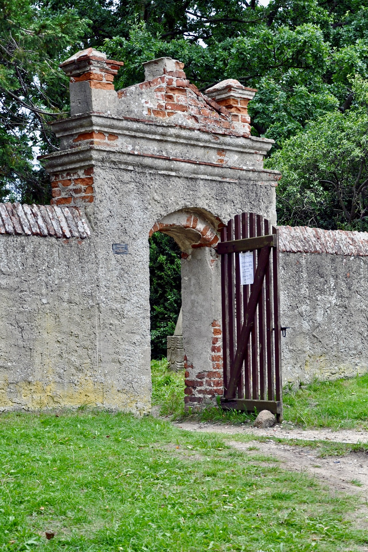 Einfahrt zum Wasserschloss in Mellenthin